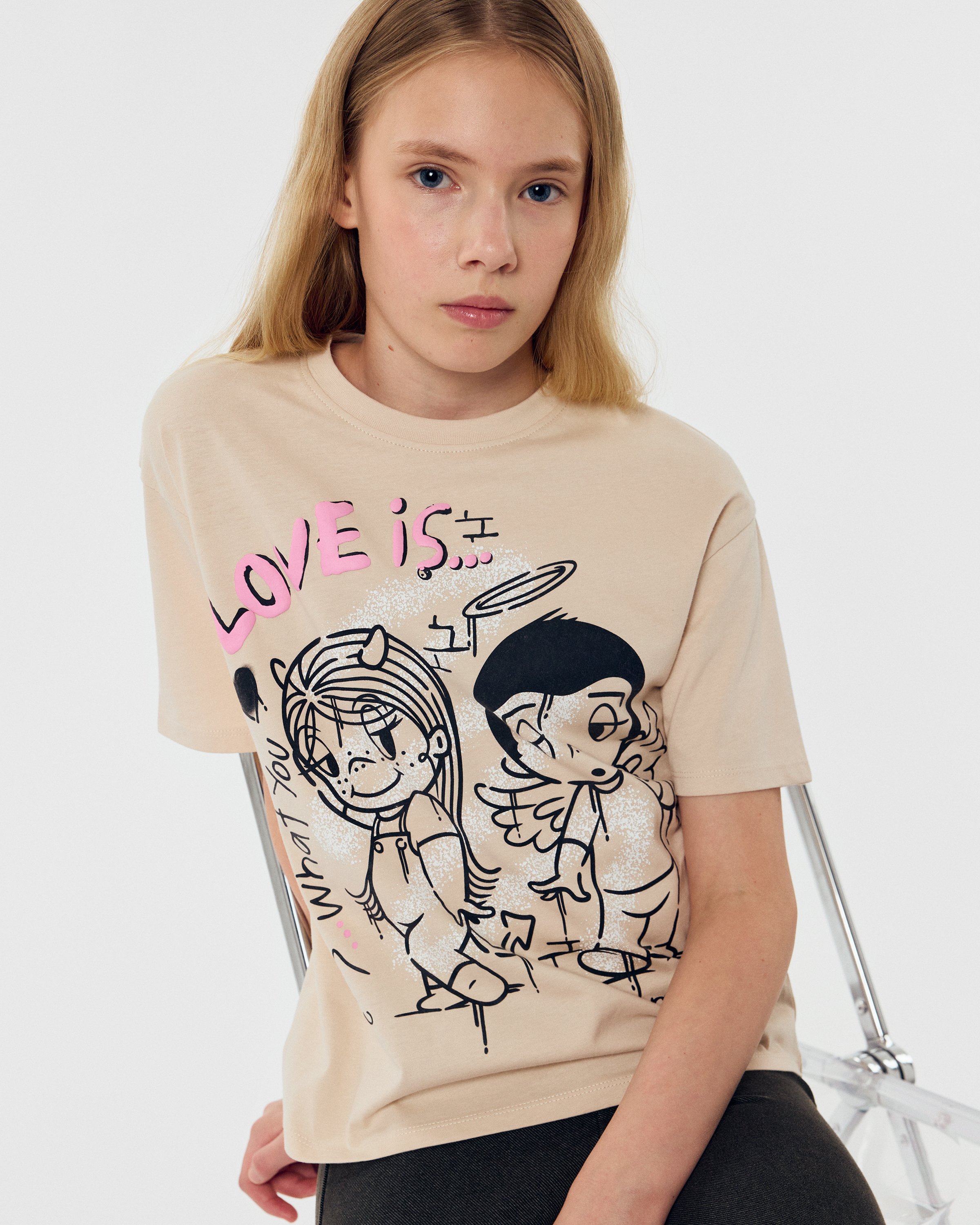 Изображение товара Детская бежевая футболка Love is.. с цветным принтом 158 Изображение товара Детская бежевая футболка Love is.. с цветным принтом 158