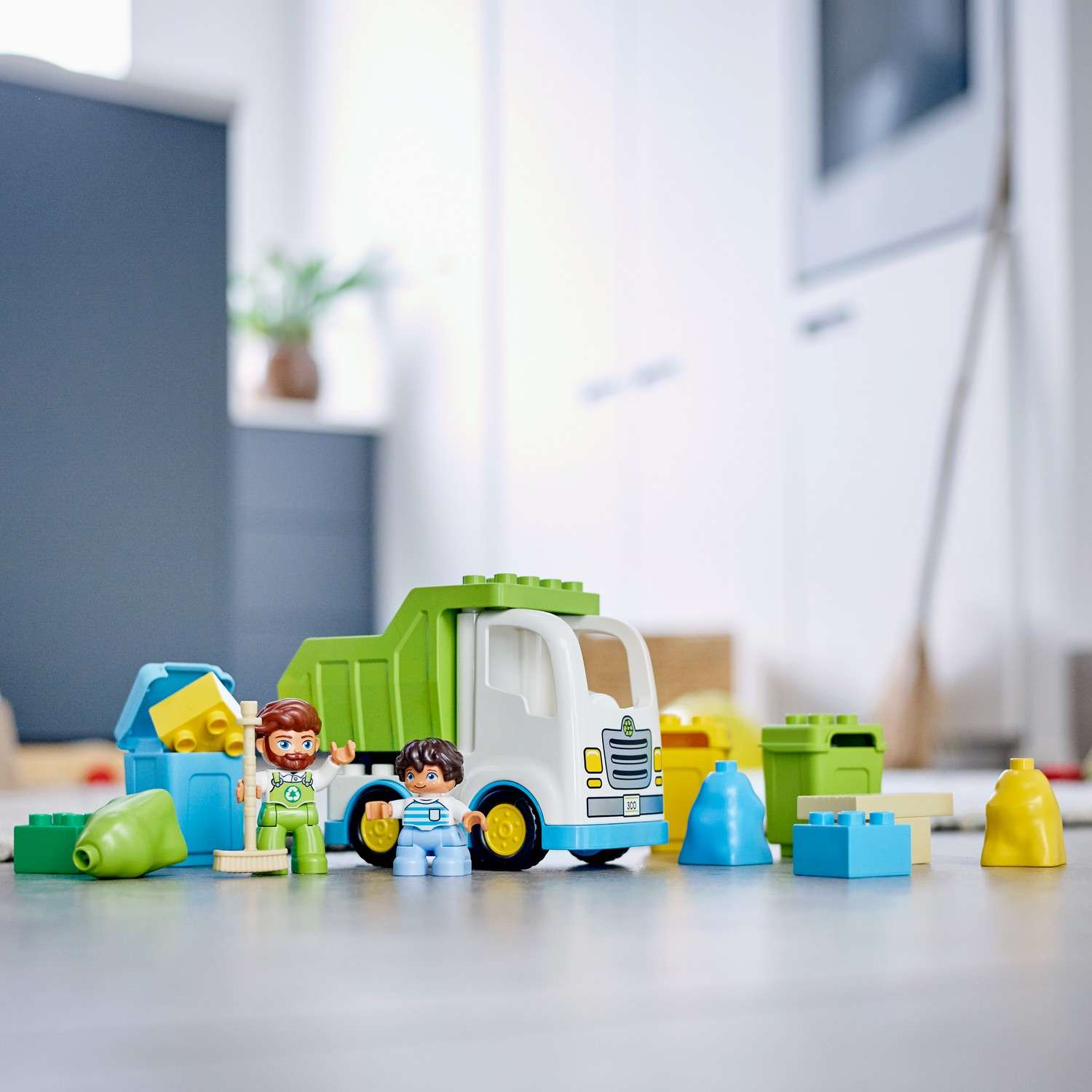 Конструктор LEGO DUPLO Town Мусоровоз и контейнеры сборная игровая модель - фото 11