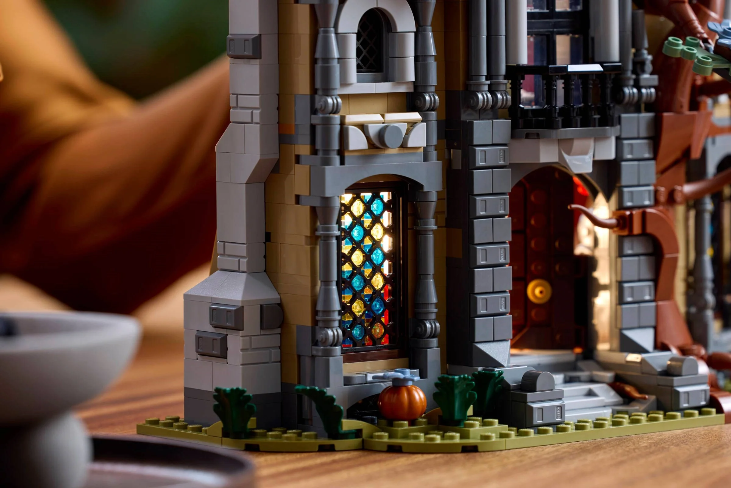 Конструктор LEGO Icons 1420 дет. - фото 6