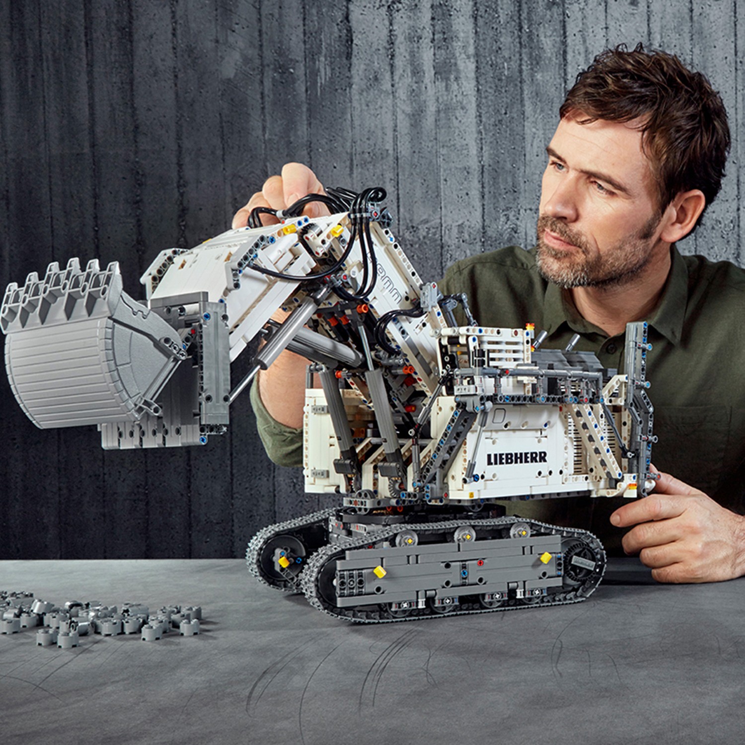 Конструктор LEGO Technic Экскаватор Liebherr R блочный - фото 16