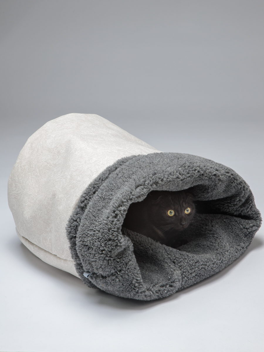 Домик для кошек и собак Пятница Нора с овчиной 50х38х50 см темно-серый - фото 3
