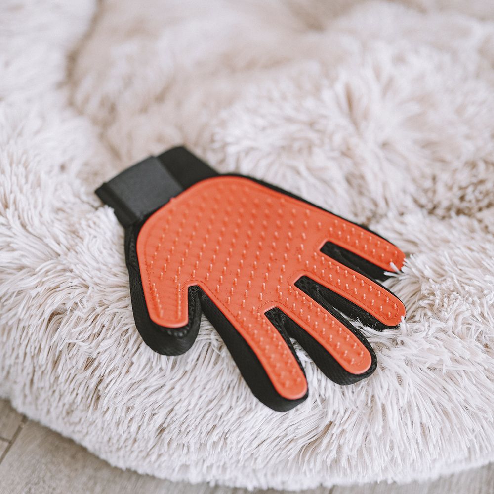 Перчатка для животных Не один дома Чистюля для вычесывания 23*18*4см красная - фото 6