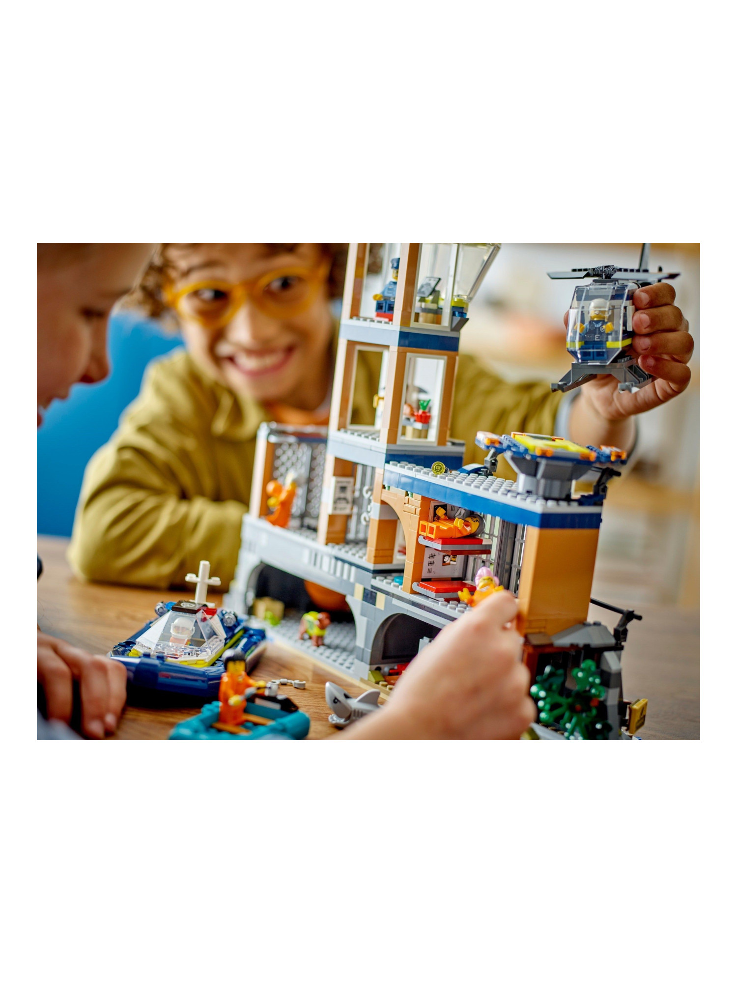 Конструктор LEGO City Полицейская тюрьма 980 дет. - фото 9