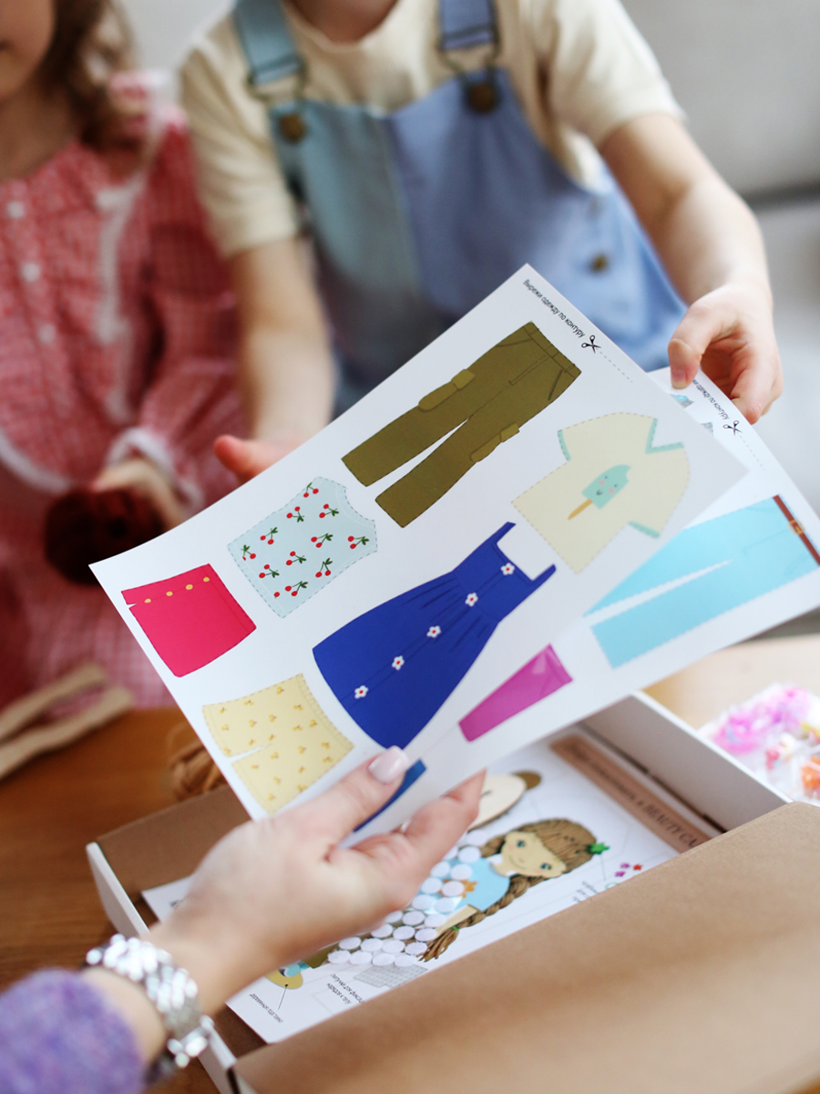 Набор для творчества "Куклы-подружки Бьюти салон" , раскраска игрушек, рисование по дереву, игра в одевание кукол - фото 15