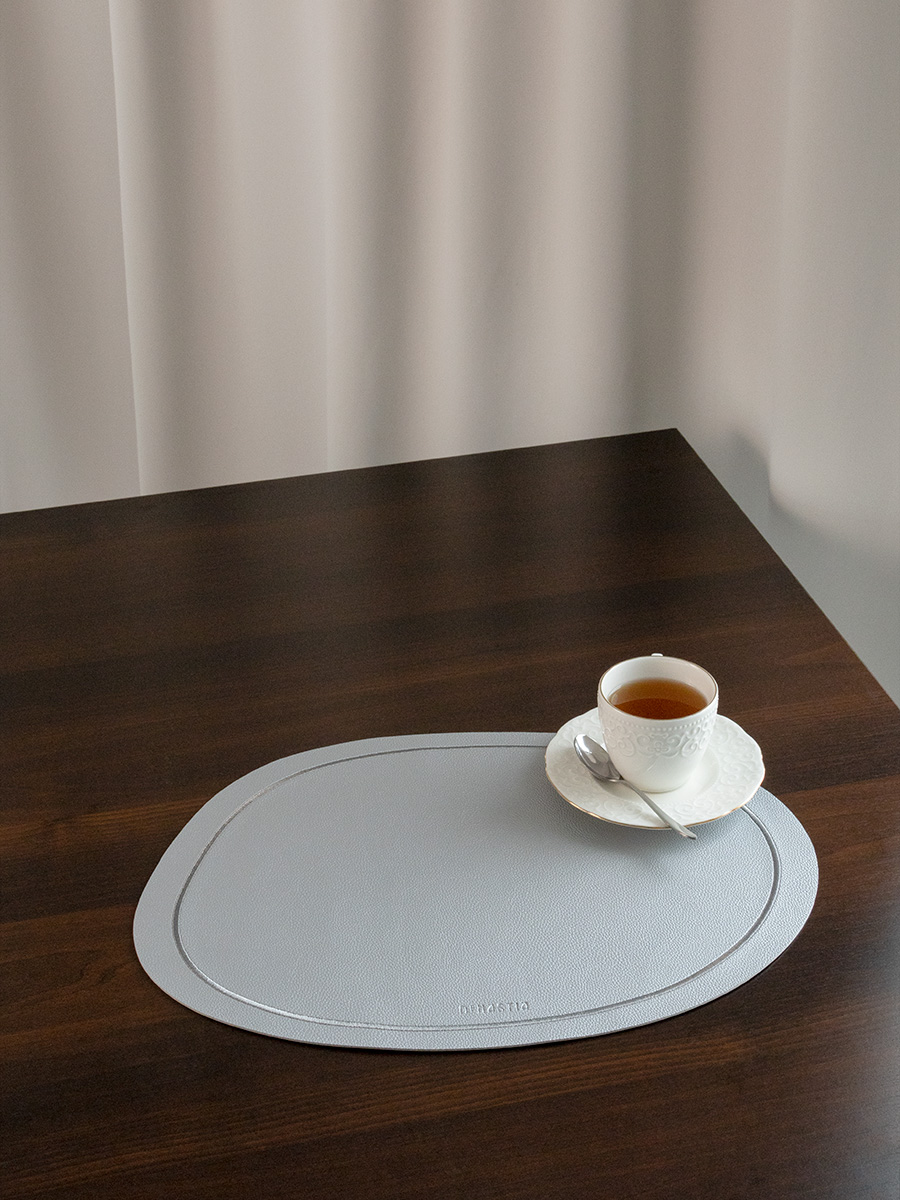 Салфетка сервировочная DeNASTIA с отстрочкой 44х33 см экокожа серебряный E000601 - фото 1