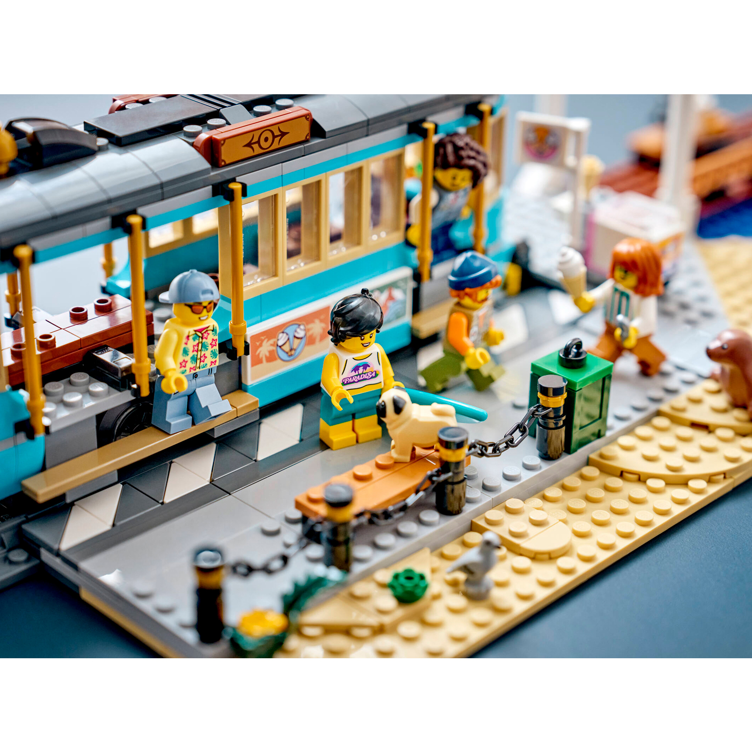 Конструктор LEGO City Классический пляжный трамвай 693 дет. - фото 10