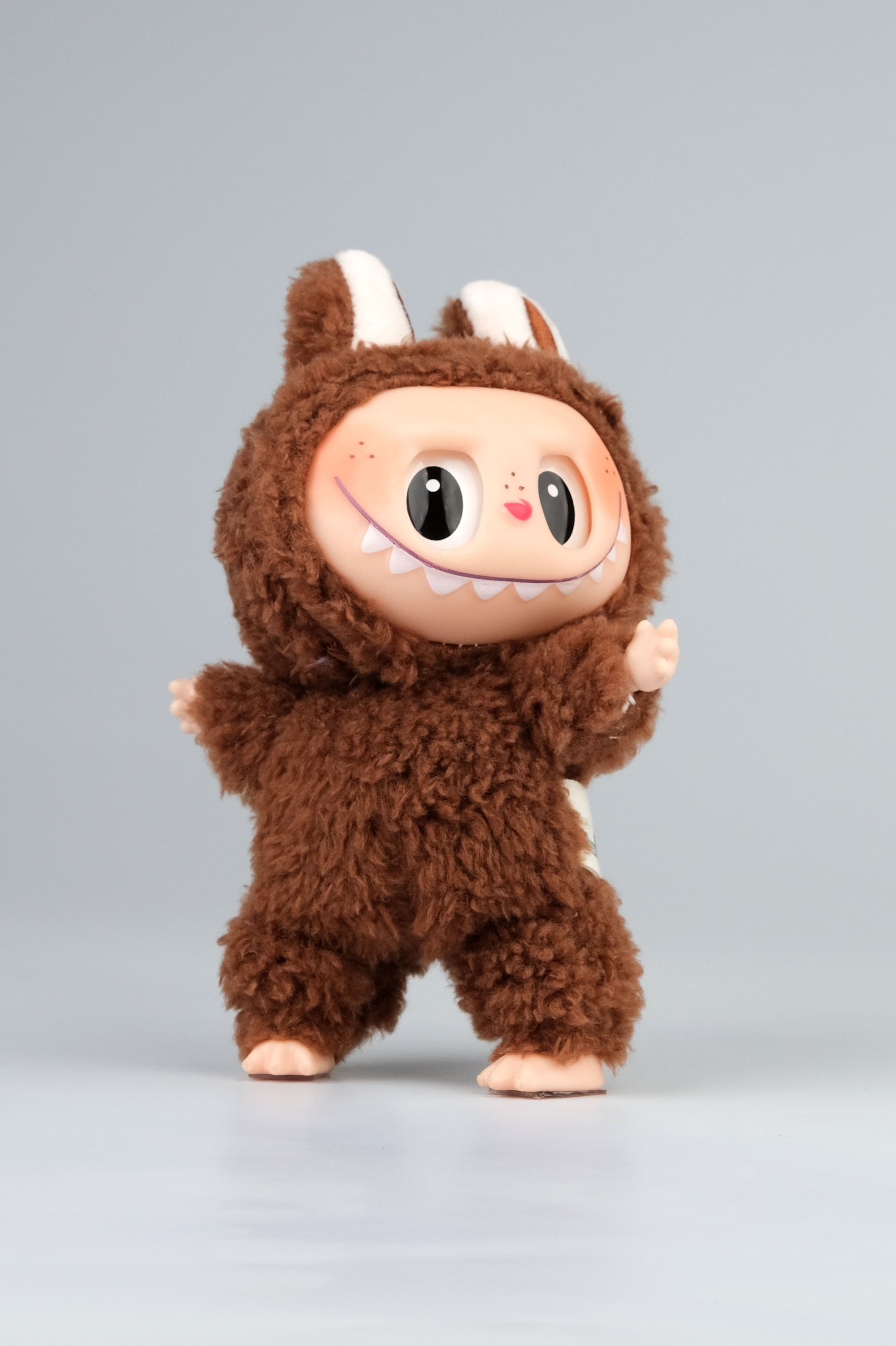 Брелок Labubu коричневый - фото 7