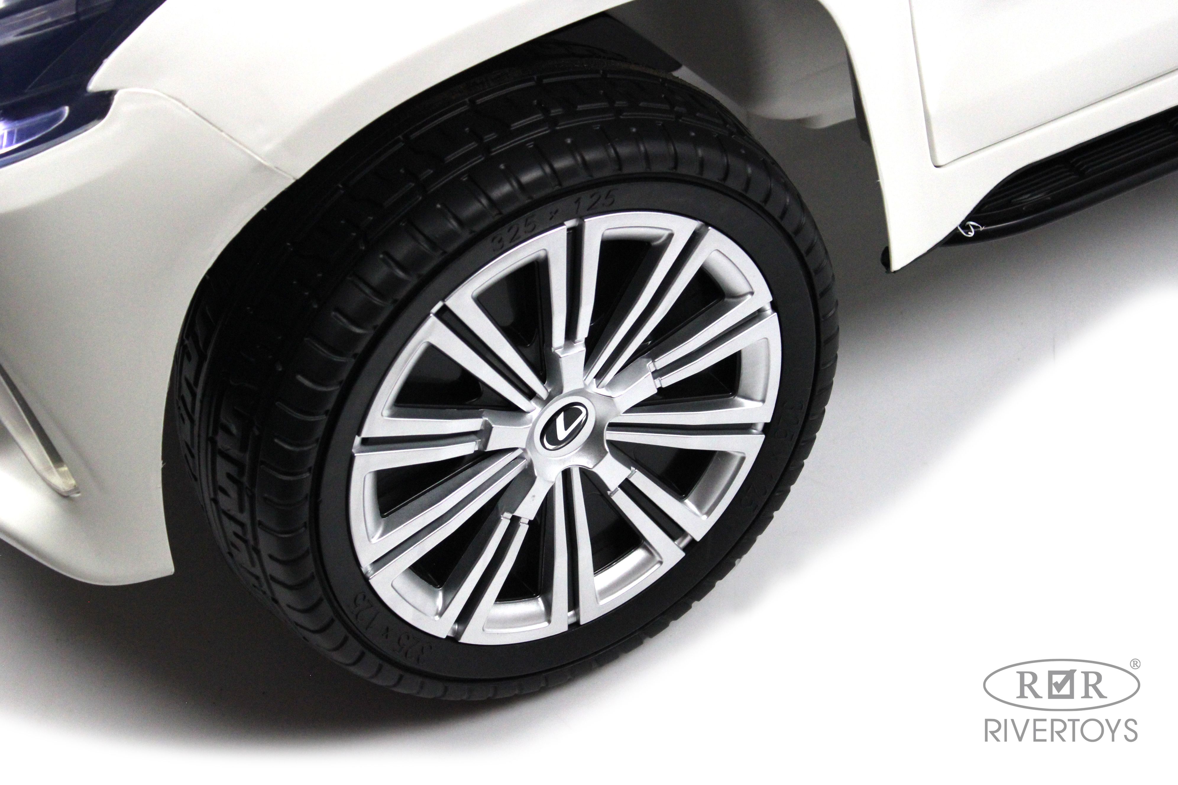 Электромобиль RIVERTOYS Lexus Y555YY-WHITE С пультом ДУ - фото 5