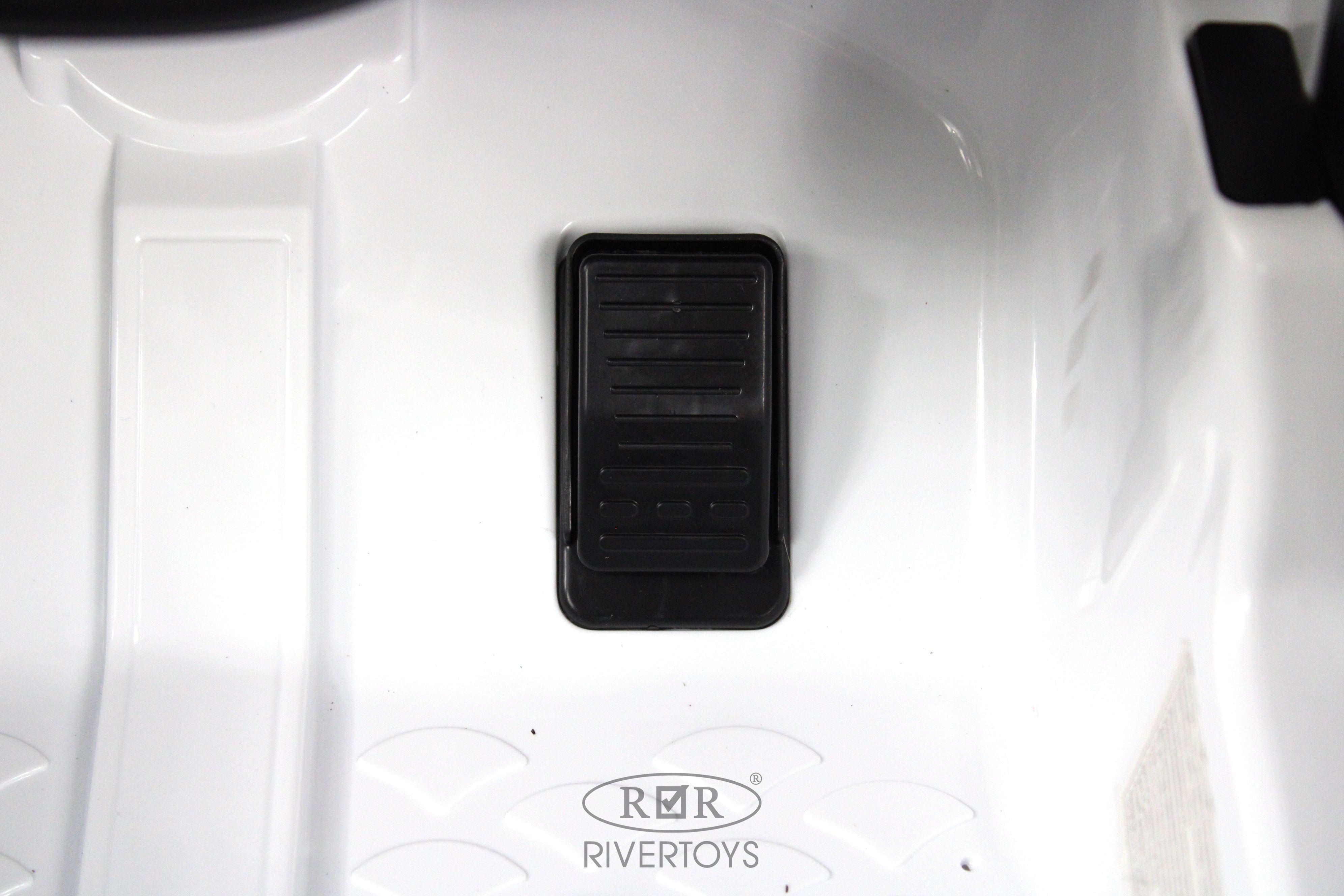 Электромобиль RIVERTOYS Mercedes X777XX-AMG-WHITE С пультом ДУ - фото 9