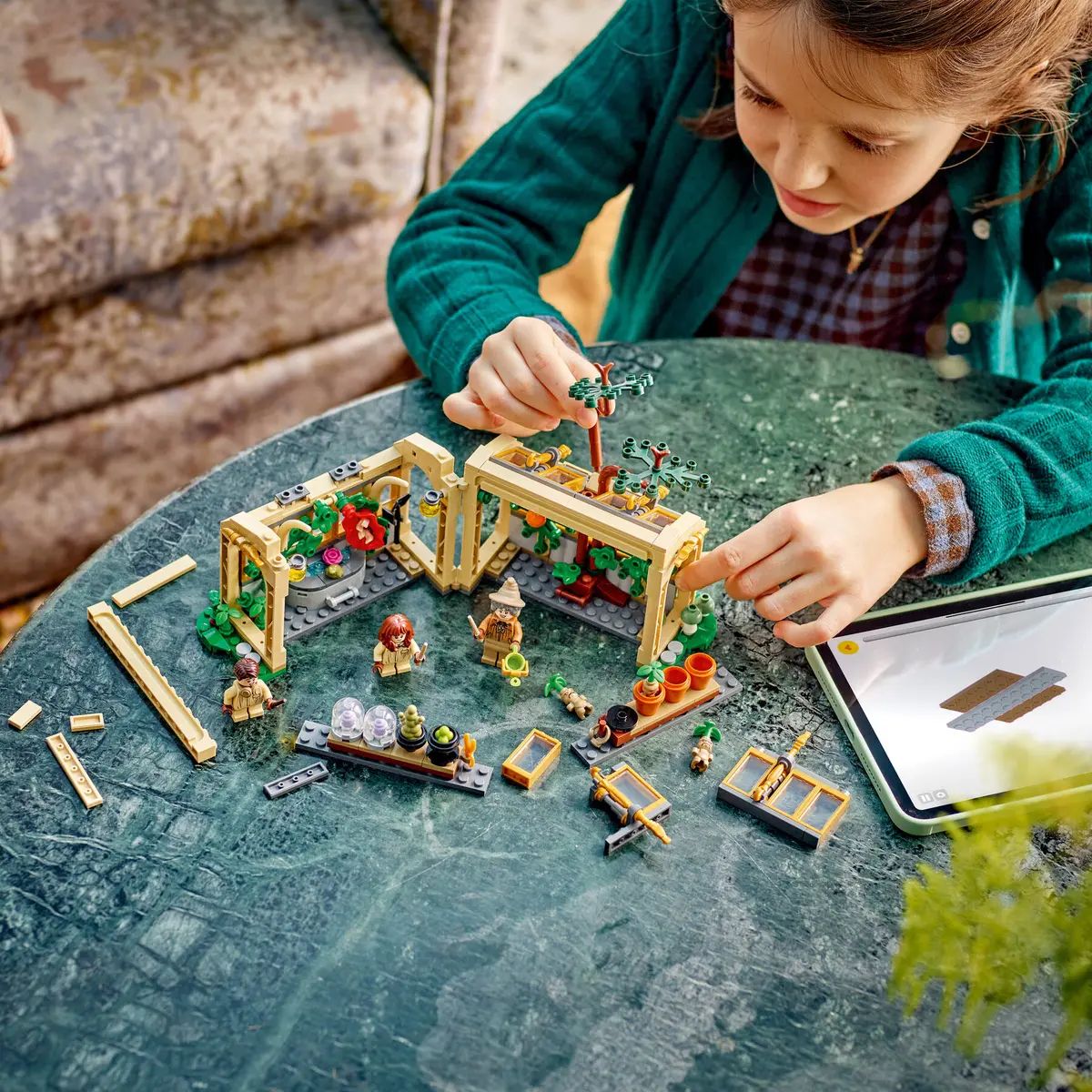 Конструктор LEGO Harry Potter Замок Хогвартс Урок гербологии 390 дет. - фото 11