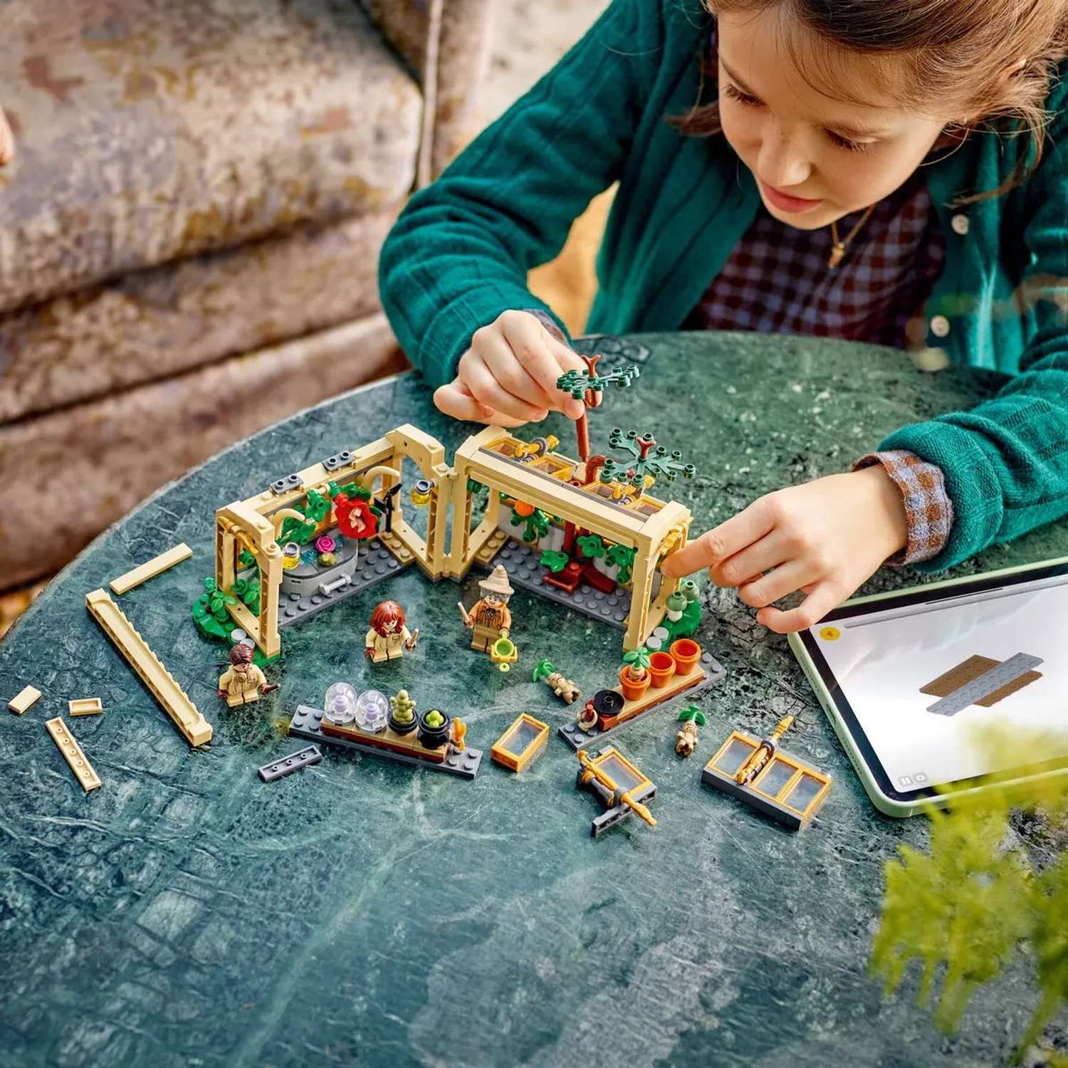 Конструктор LEGO Harry Potter Замок Хогвартс Урок гербологии 390 дет. - фото 11