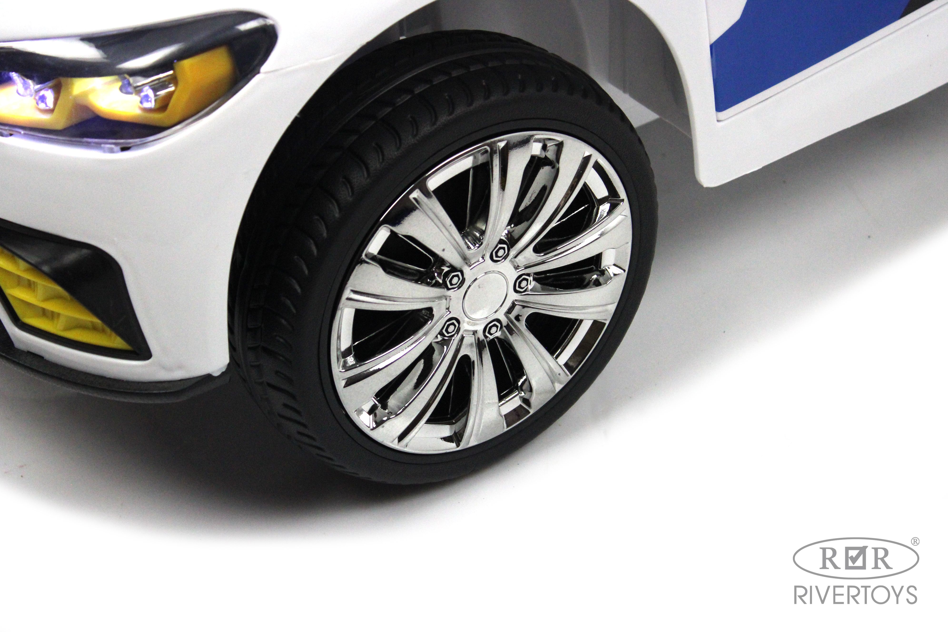 Электромобиль RIVERTOYS F444FF-WHITE С пультом ДУ - фото 11