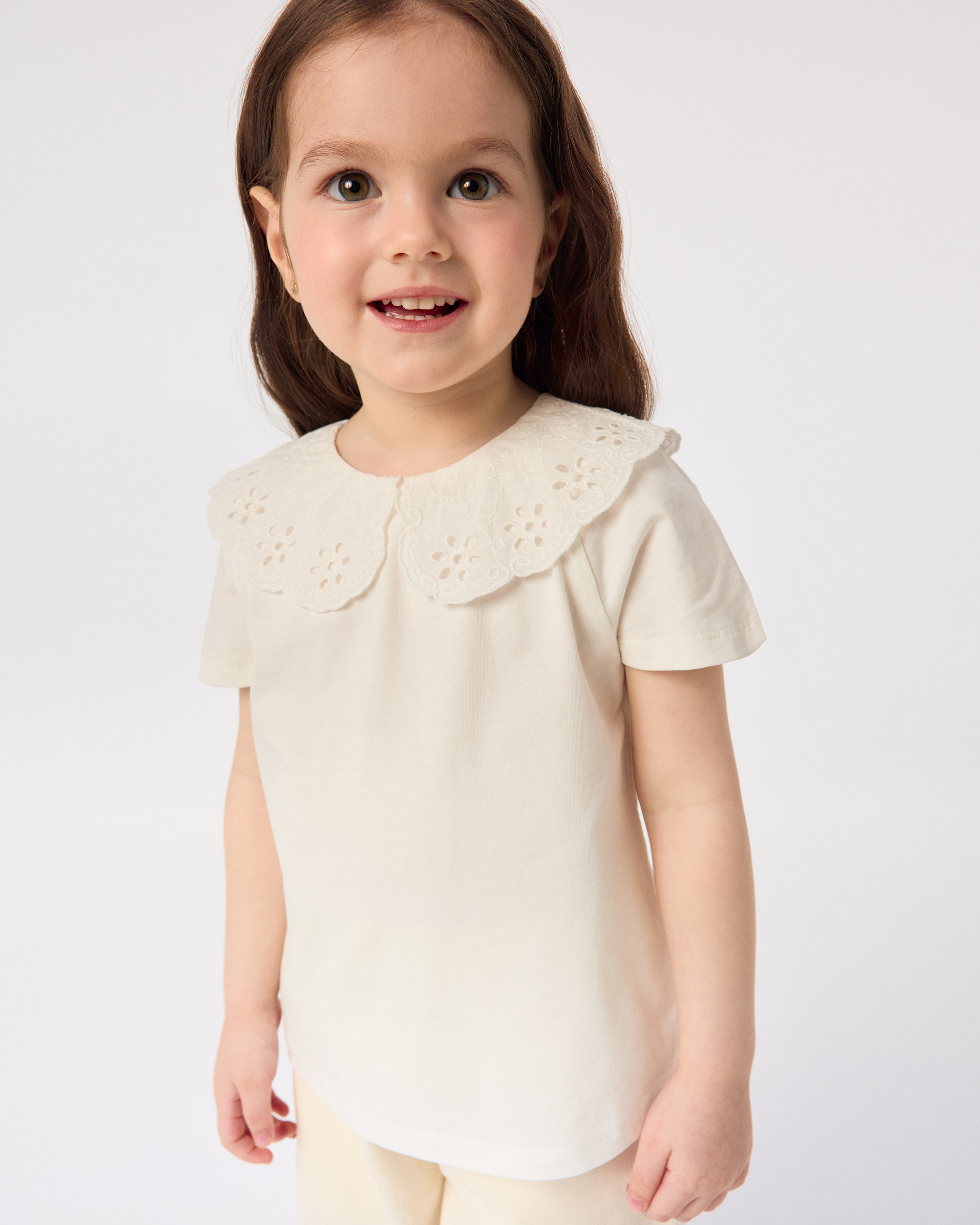 Изображение товара Белая детская футболка BabyGo 98 с отложным воротником и застёжкой на пуговицу