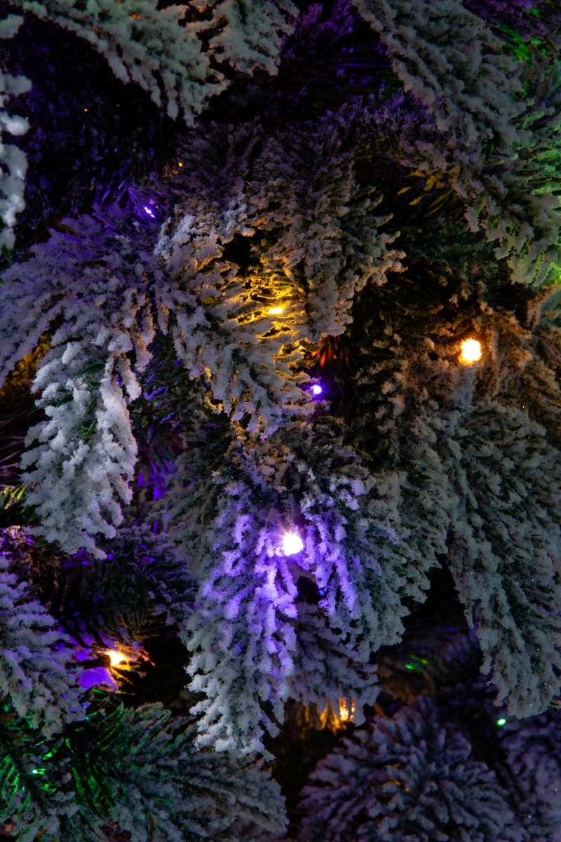 Искусственная елка Crystal Trees Власта заснеженная с вплетенной гирляндой 210 см. - фото 5