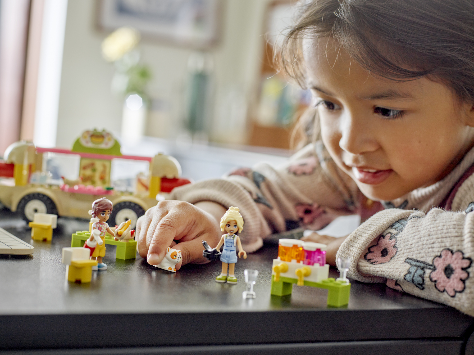 Конструктор LEGO Friends Грузовик для хот-догов 100 дет. - фото 10