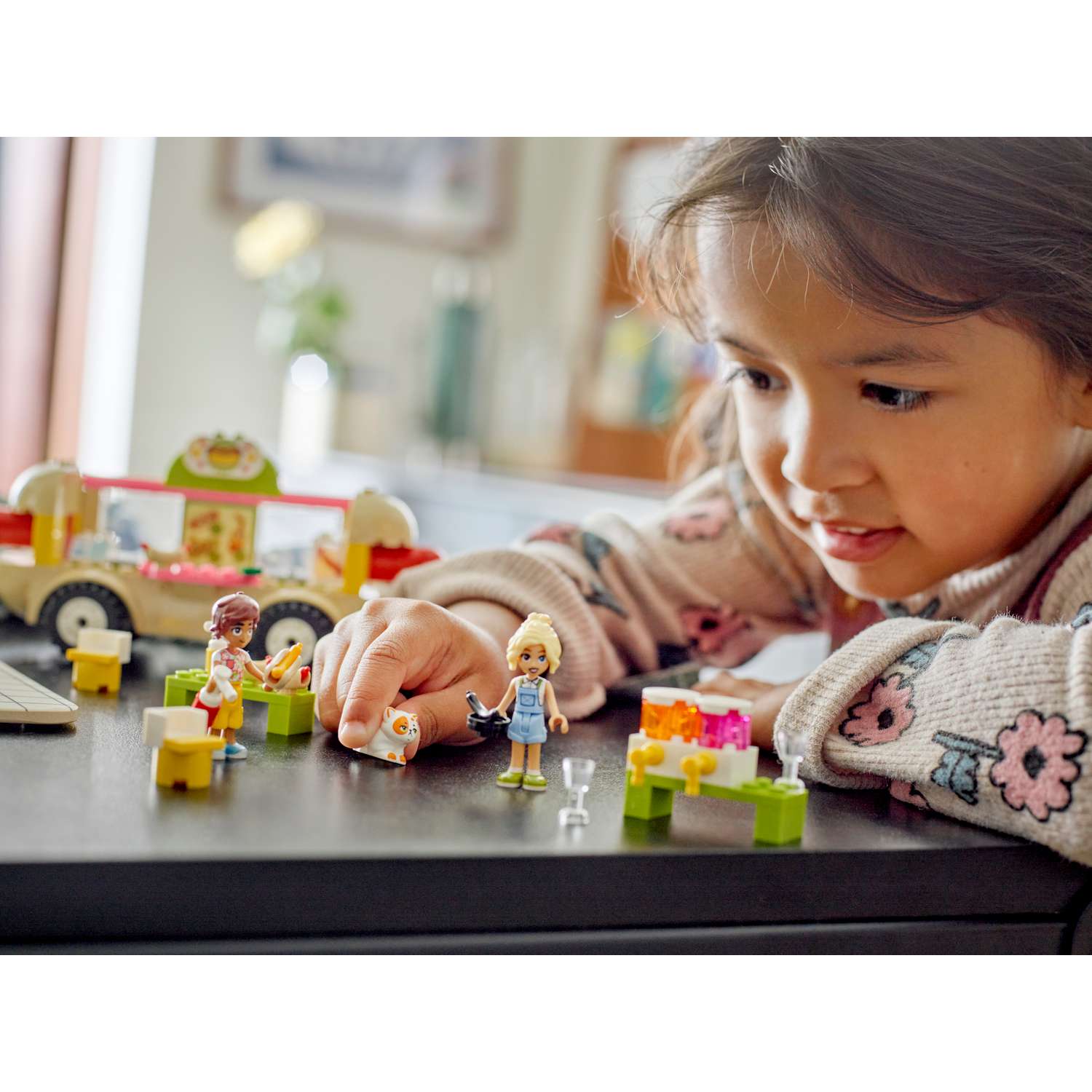 Конструктор LEGO Friends Грузовик для хот-догов 100 дет. - фото 10