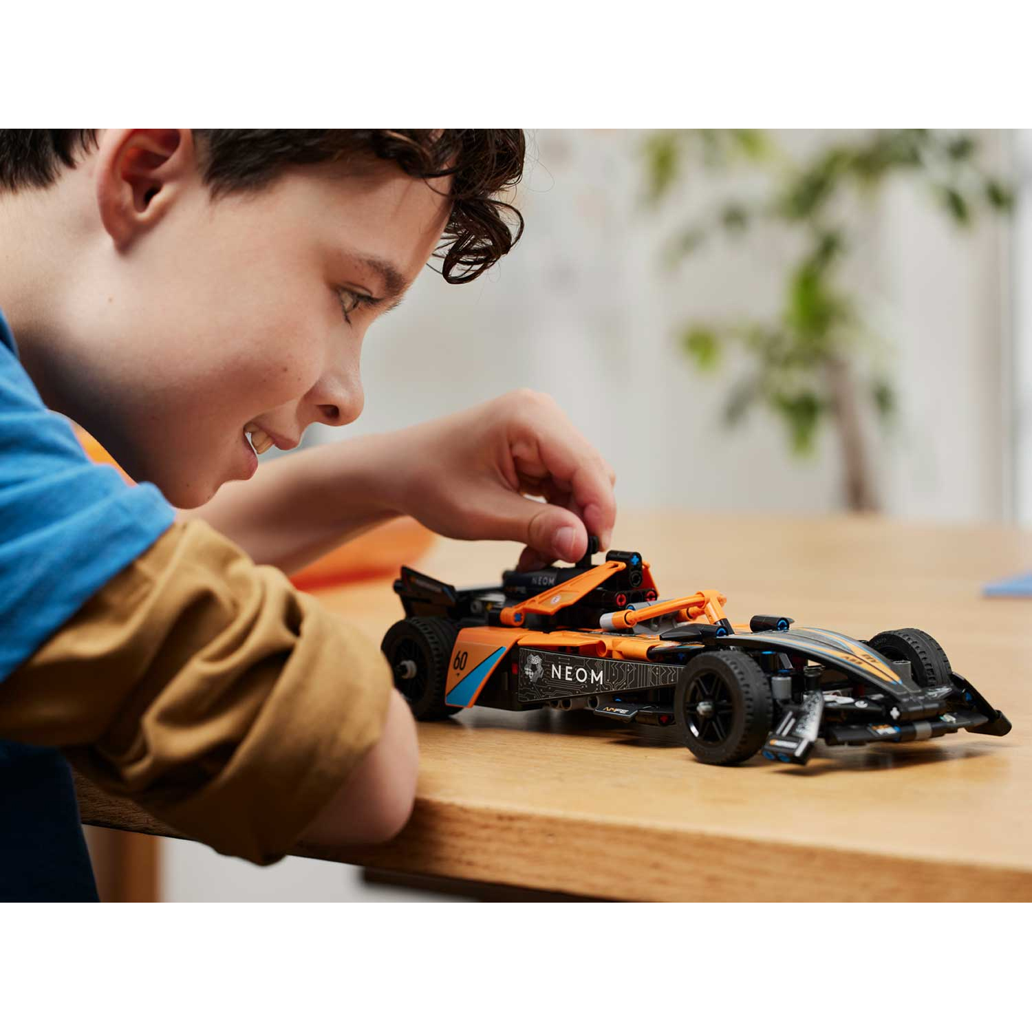 Конструктор LEGO Technic NEOM Formula E Pull-Back 452 дет. - фото 11