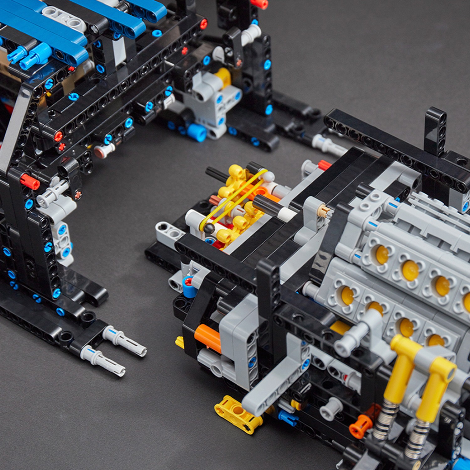 Конструктор LEGO Technic Bugatti Chiron 3599 дет. - фото 5