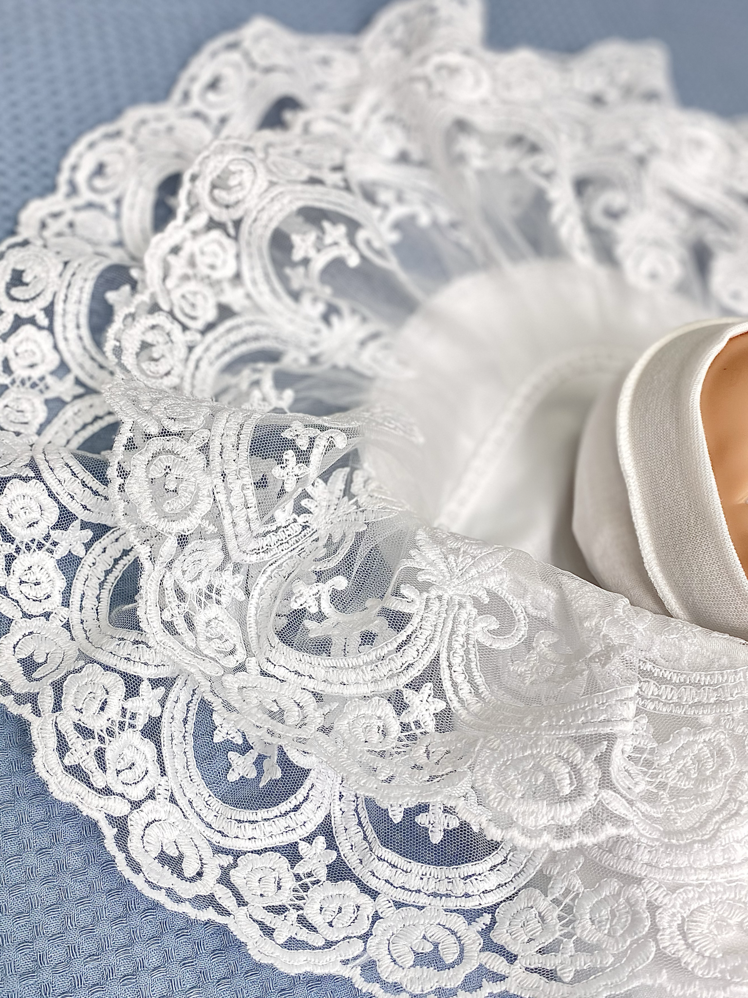 Конверт на выписку Делоникс Пеленка уголок с кружевом белый - фото 9