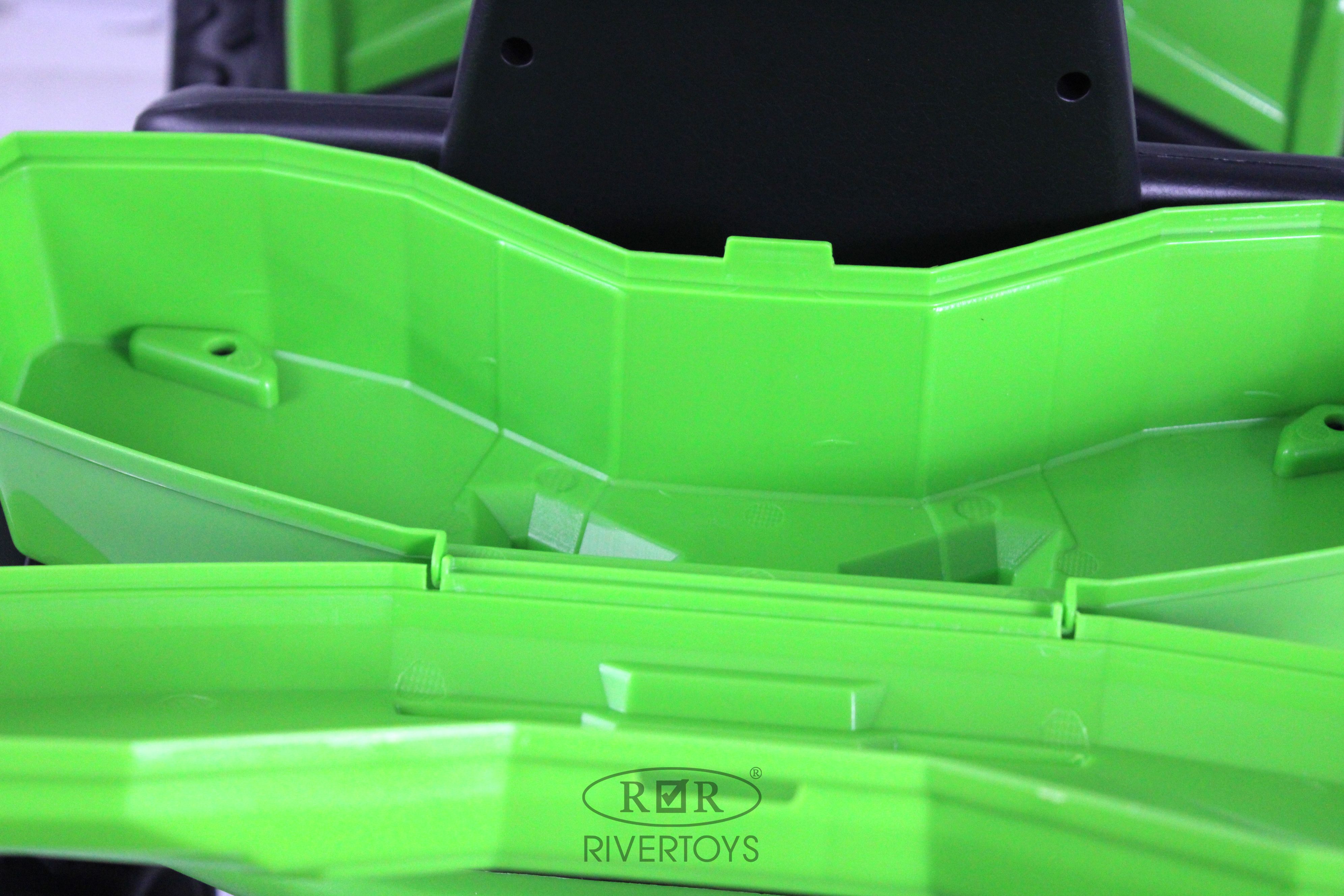 Электромобиль RIVERTOYS Z111ZZ-NEW-GREEN С пультом ДУ - фото 15