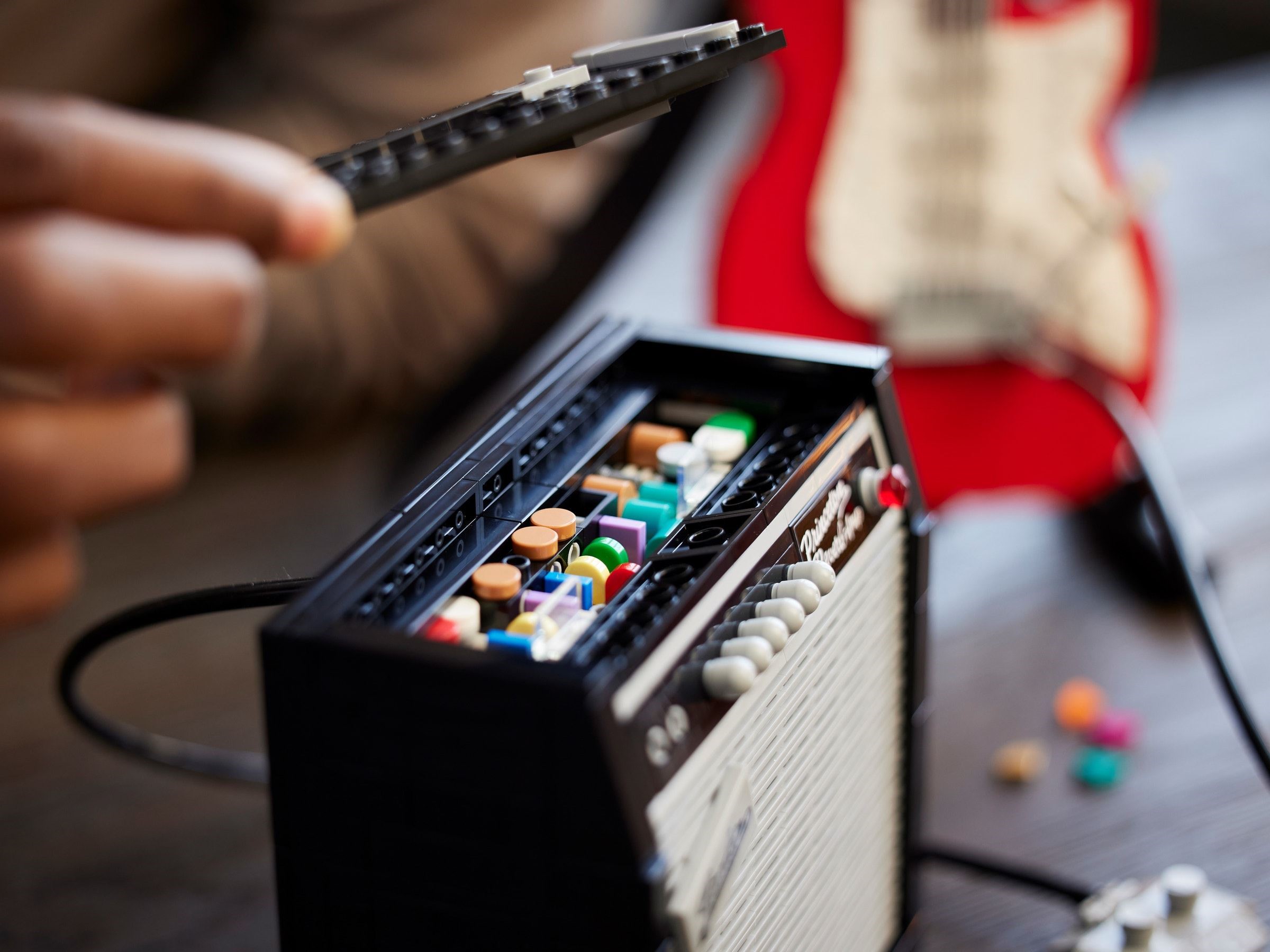 Конструктор LEGO Ideas Гитара Fender Stratocaster 2065 дет. - фото 6