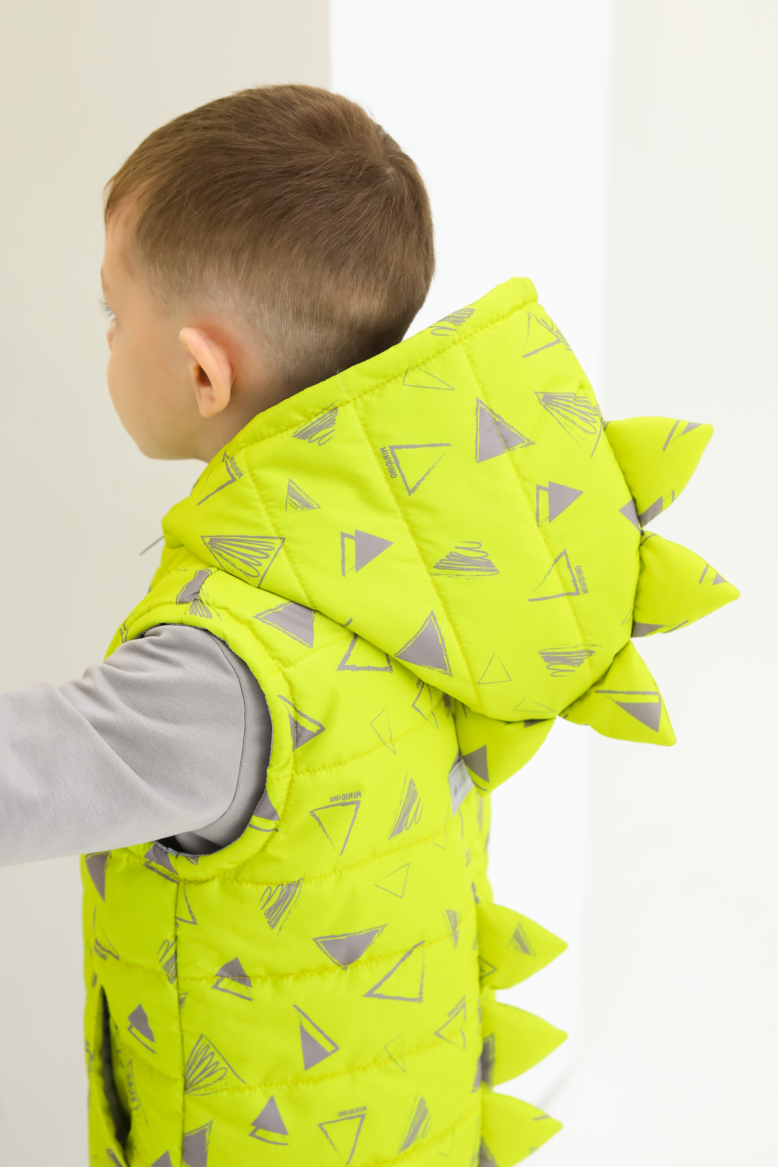 Жилет MINIDINO М010/1/ДЖилет утепленный детский Дино принт треугольник лайм - фото 5