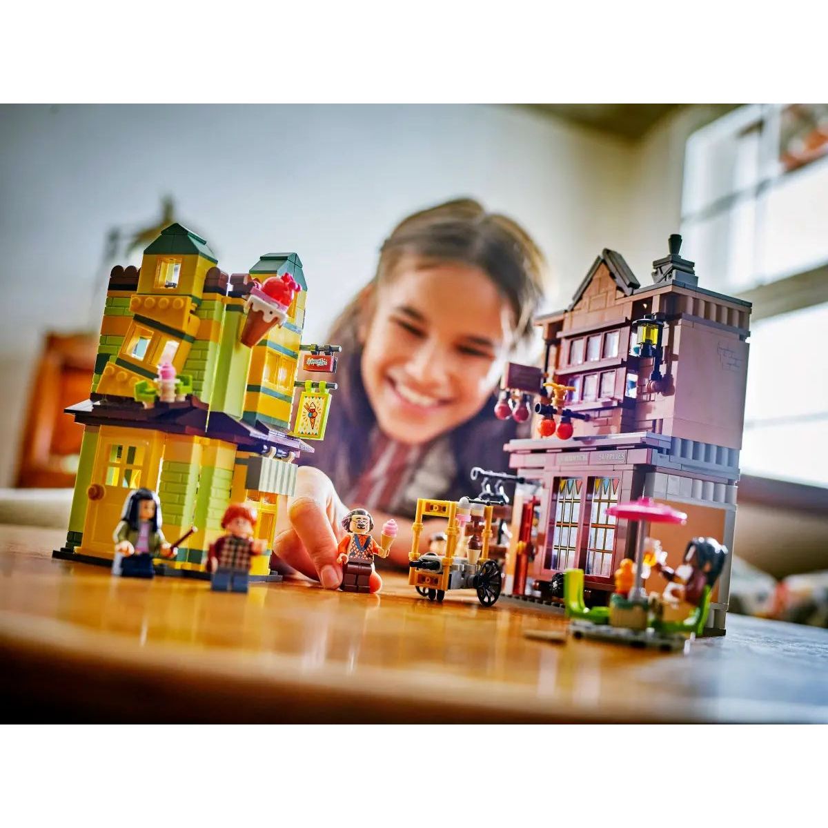 Конструктор LEGO Harry Potter Магазин Всё для квиддича блочный - фото 8