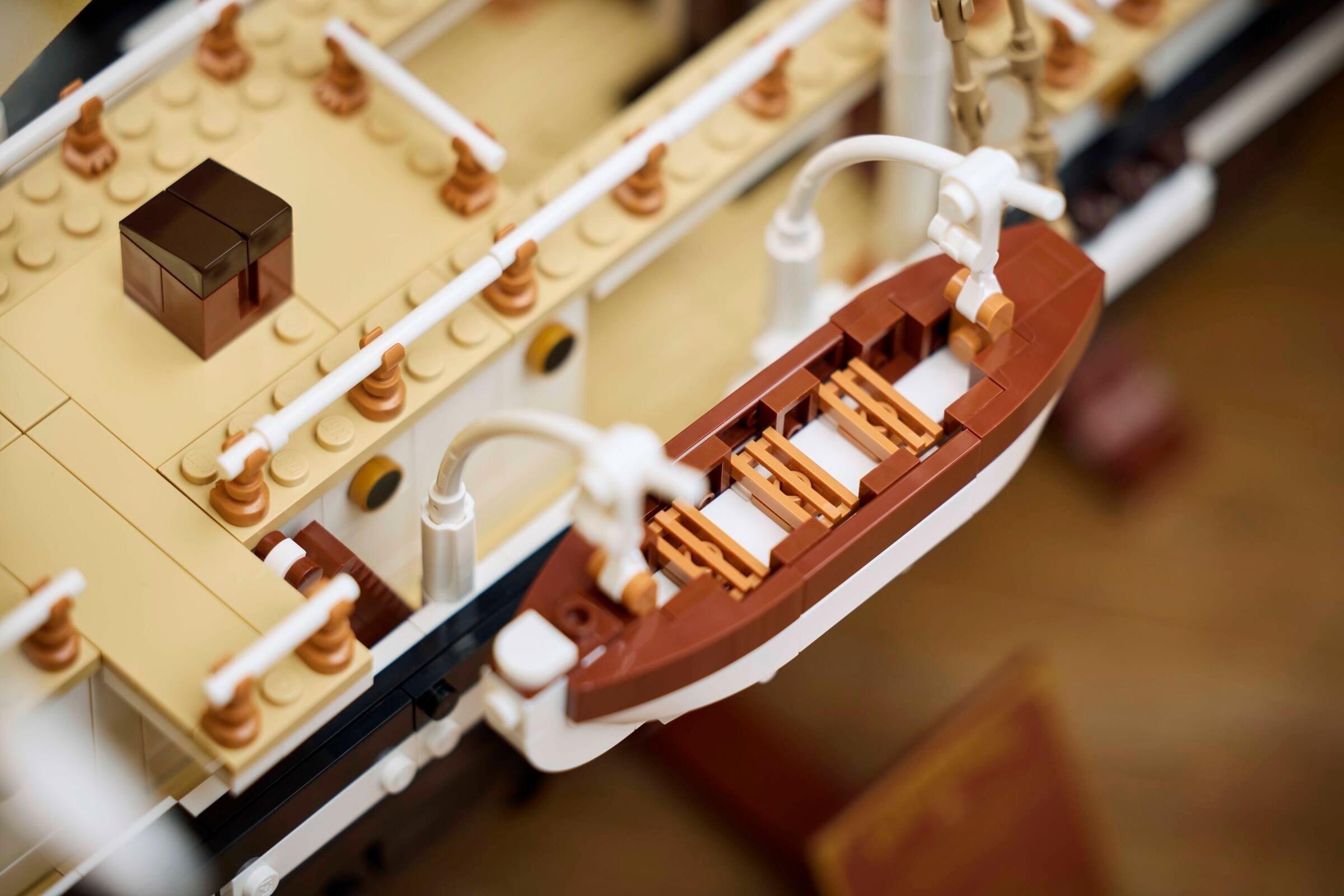 Конструктор LEGO Icons 10335 3011 дет. - фото 3