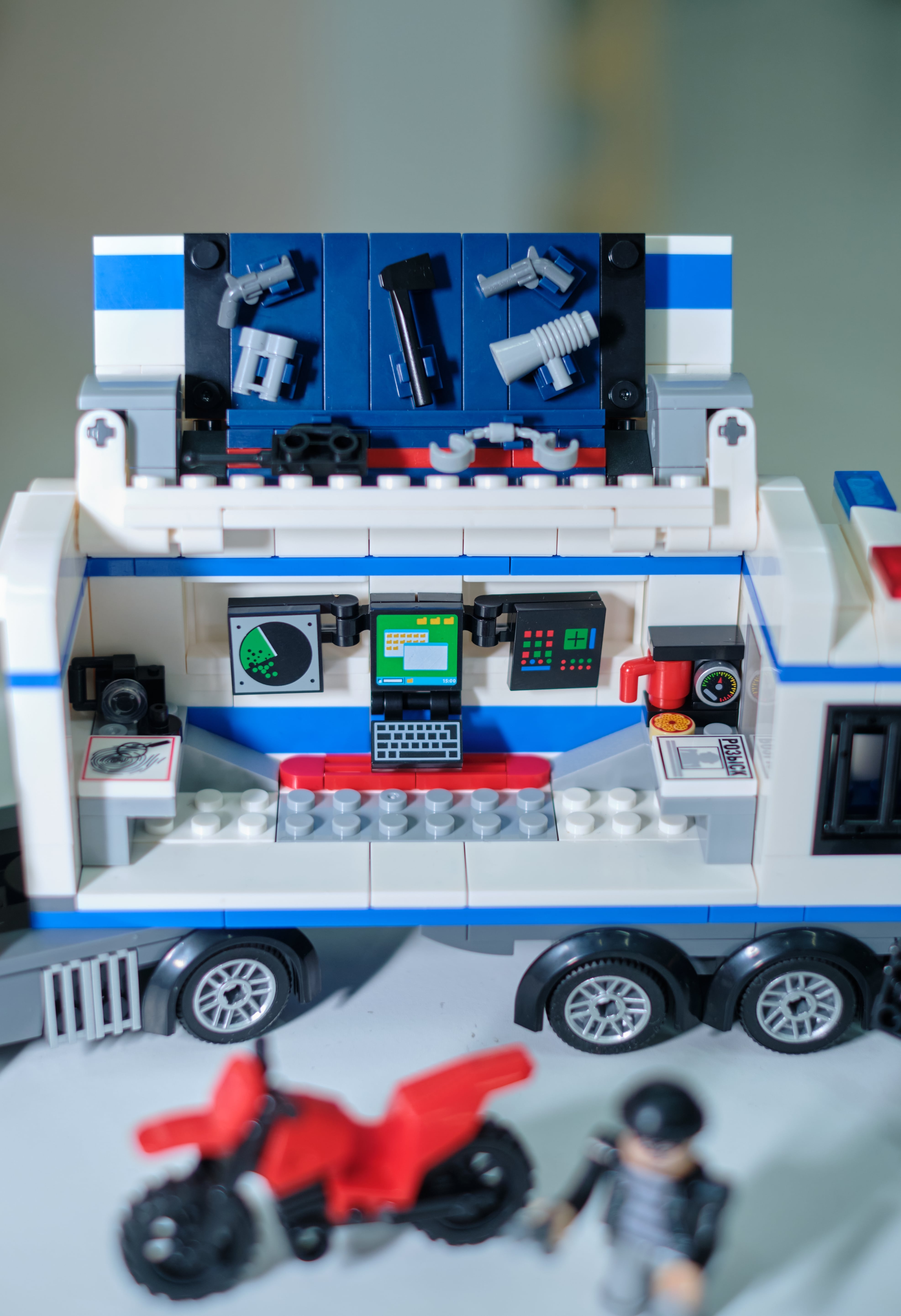 Конструктор brick labs Полицейский трак 572 дет. - фото 14