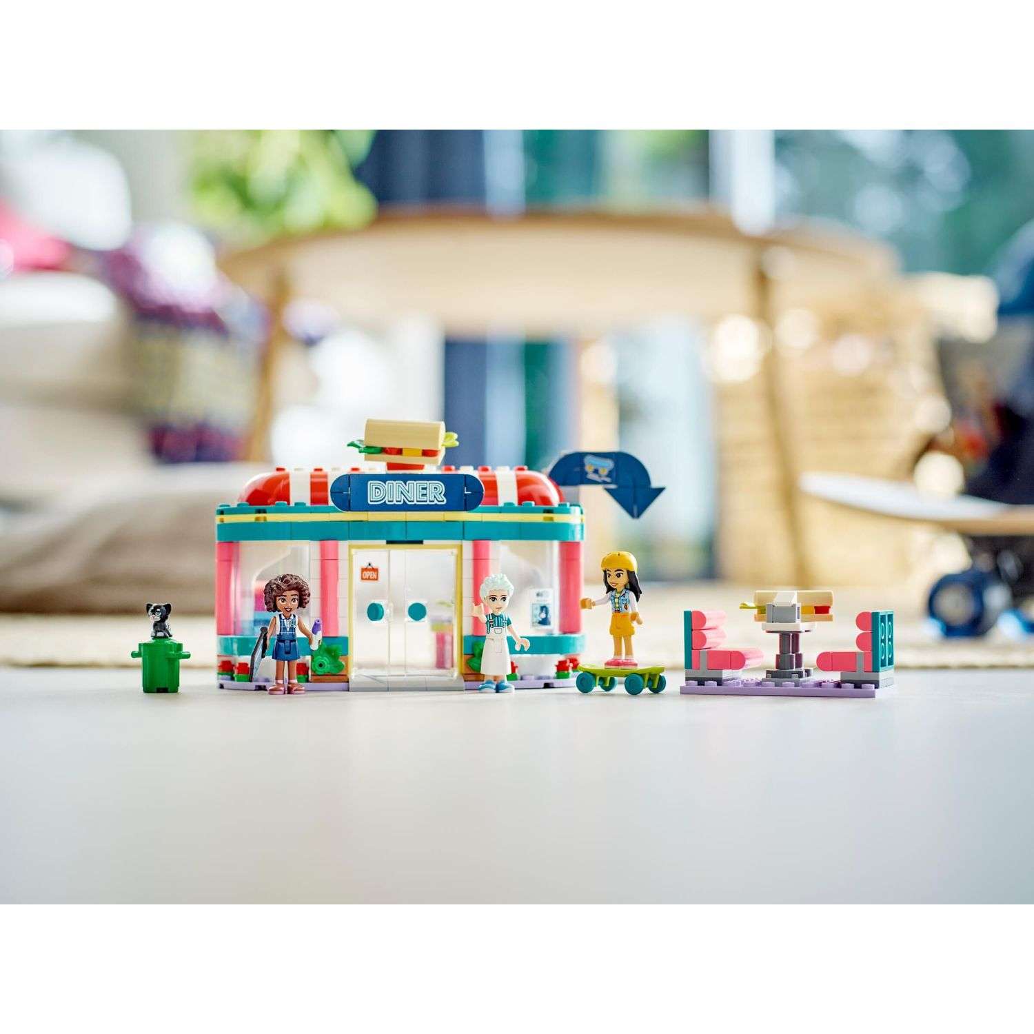 Конструктор LEGO Friends Закусочная в центре Хартлейк 346 дет. - фото 12