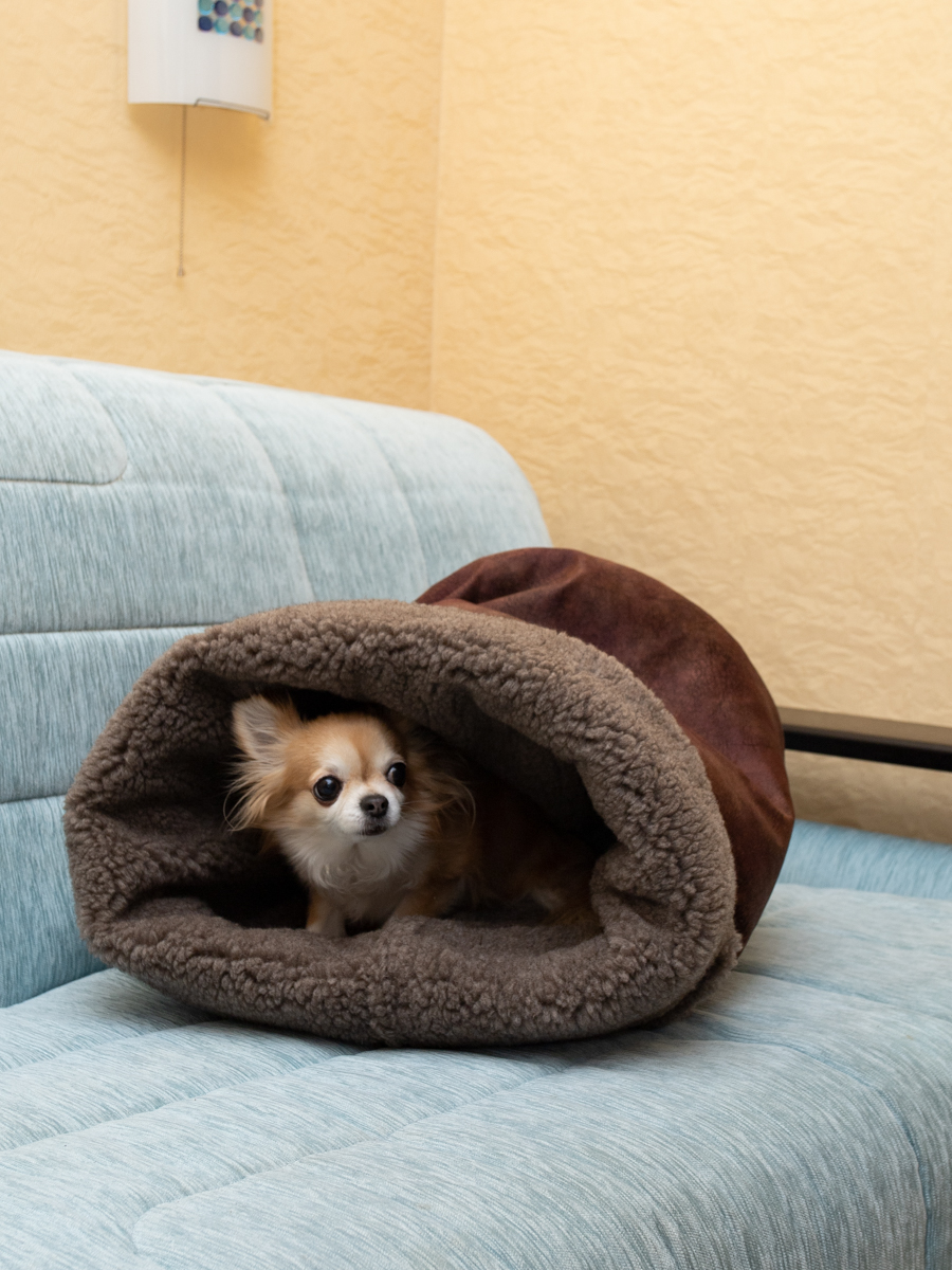 Домик для кошек и собак Пятница Нора меховая бордовая - фото 3