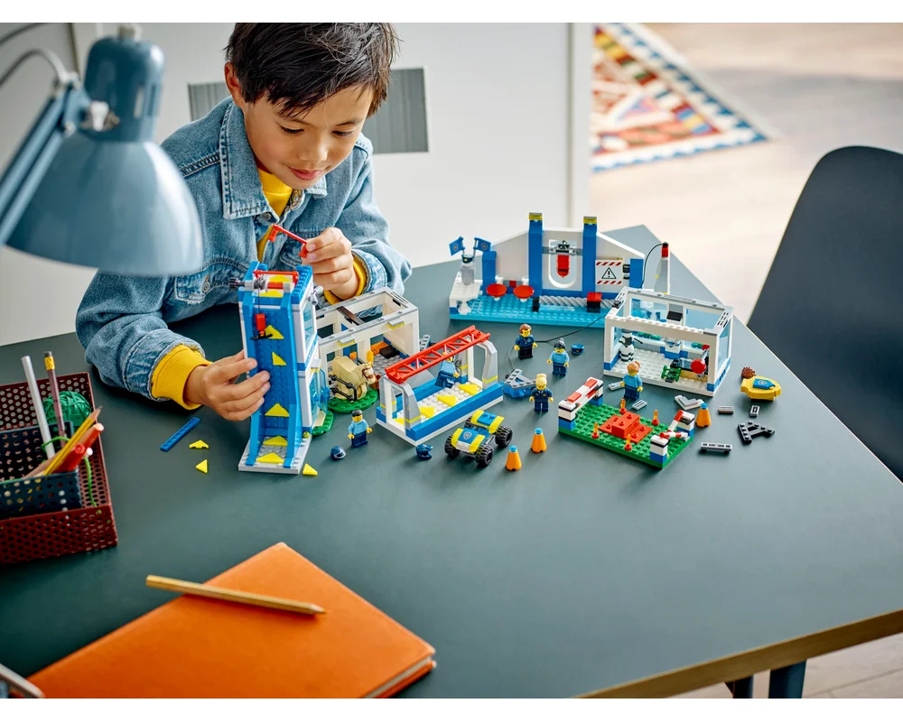 Конструктор LEGO City 60372 823 дет. - фото 14