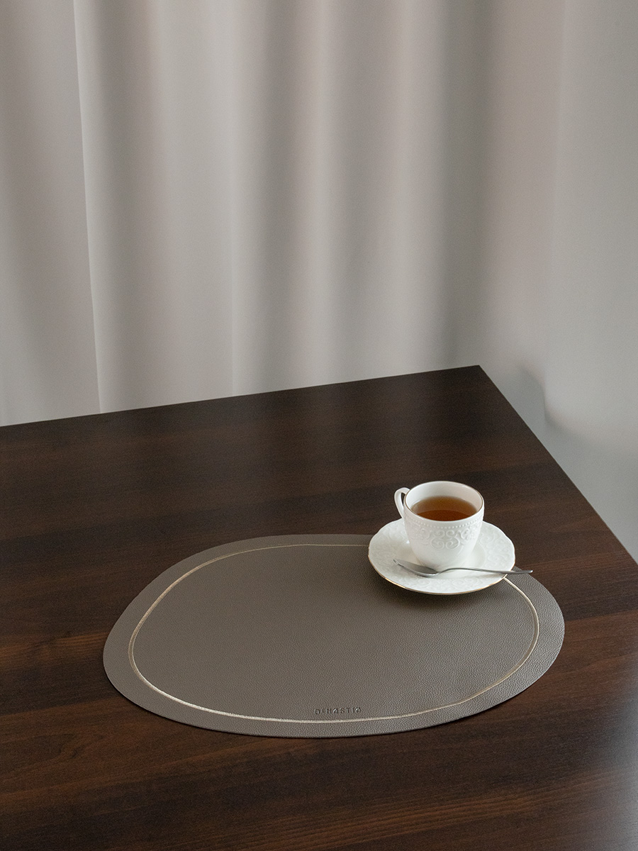 Салфетка сервировочная DeNASTIA с отстрочкой 44х33 см экокожа бронзовый E000600 - фото 1