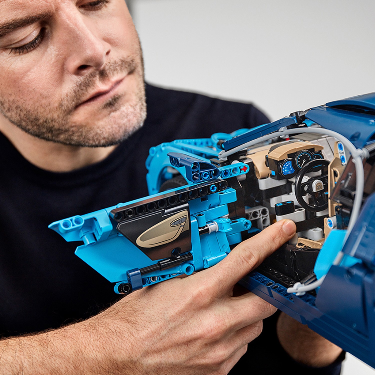 Конструктор LEGO Technic Bugatti Chiron 3599 дет. - фото 9