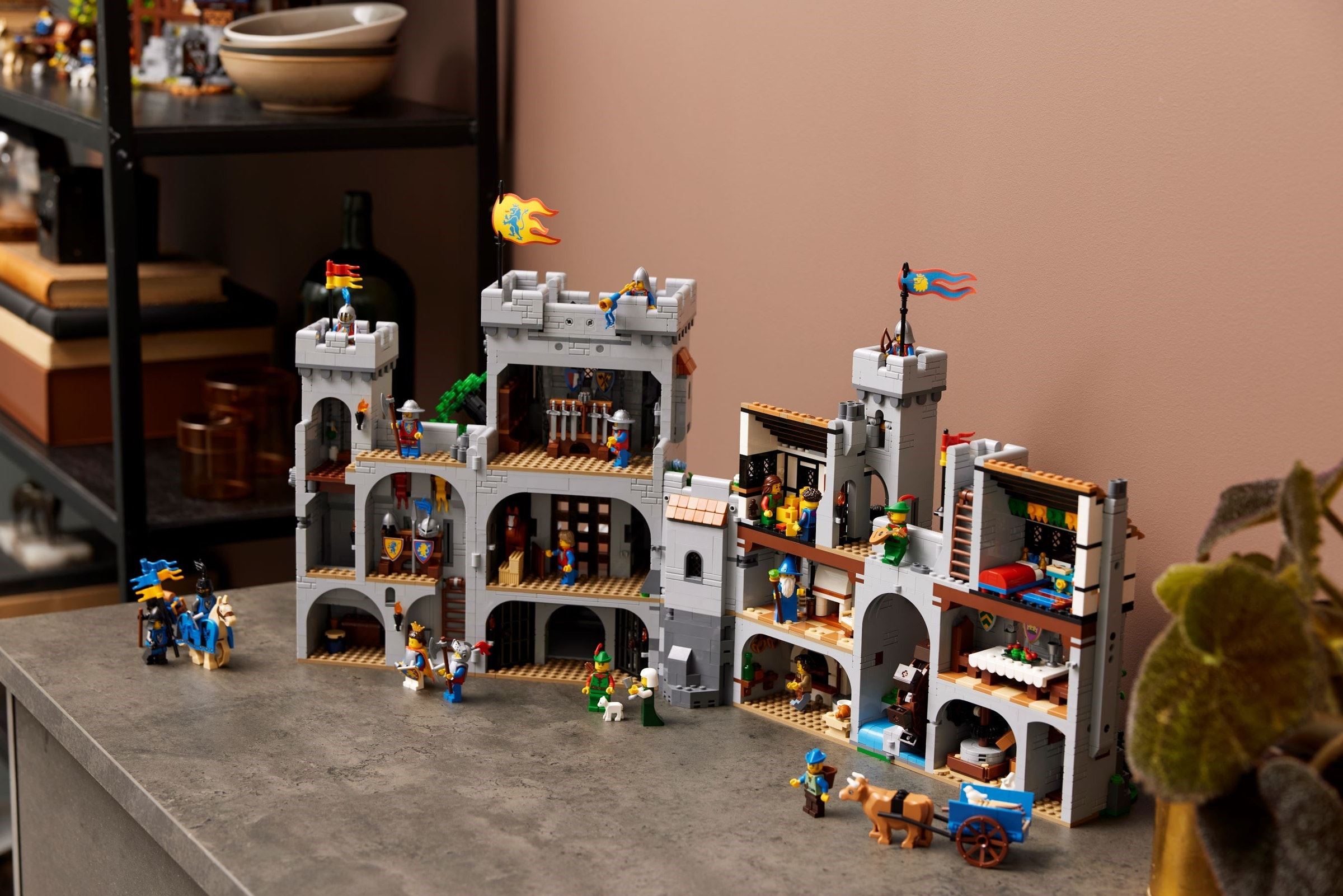 Конструктор LEGO Icons 10305 2899 дет. - фото 6