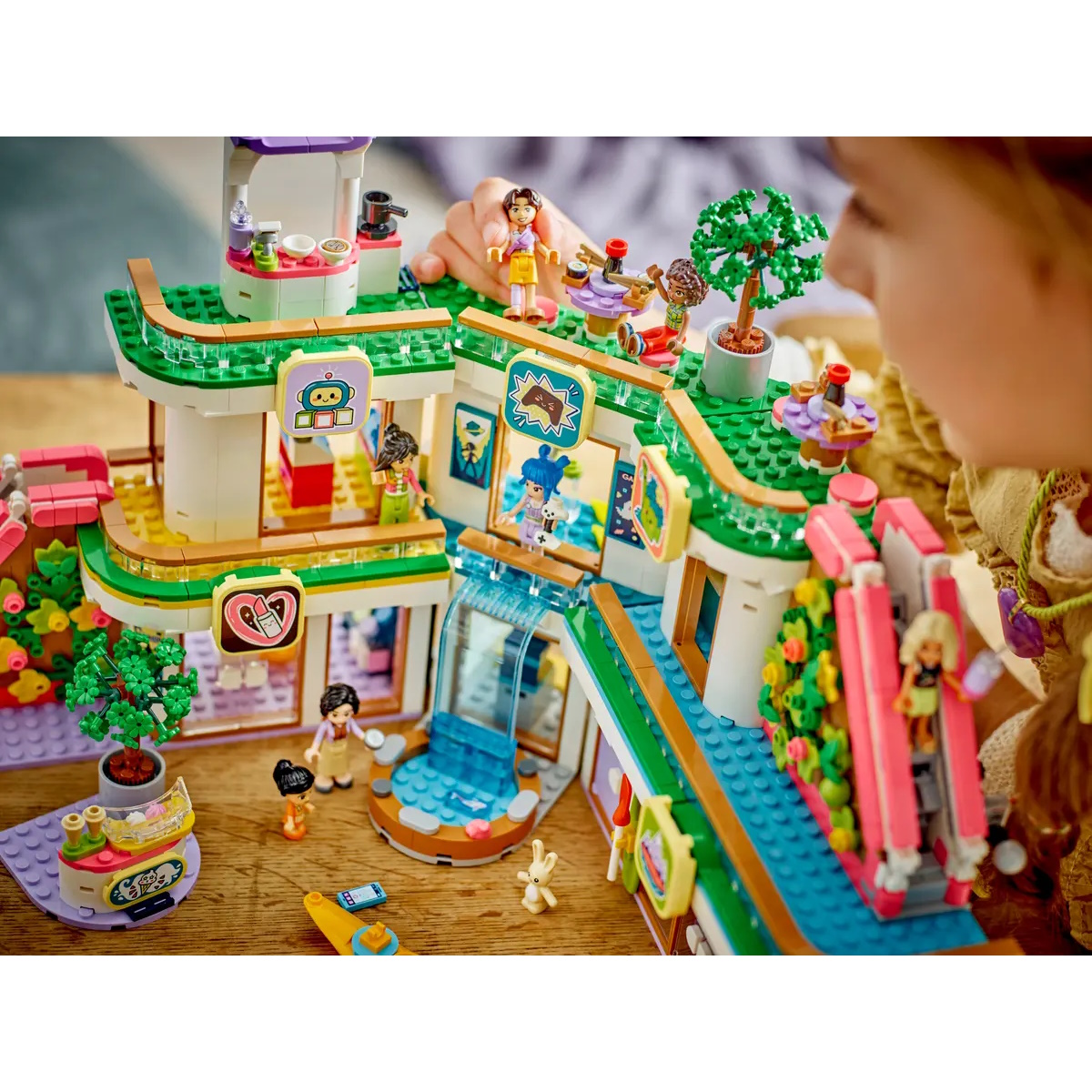 Конструктор LEGO Friends Торговый центр Хартлейк Сити 1237 дет. - фото 12