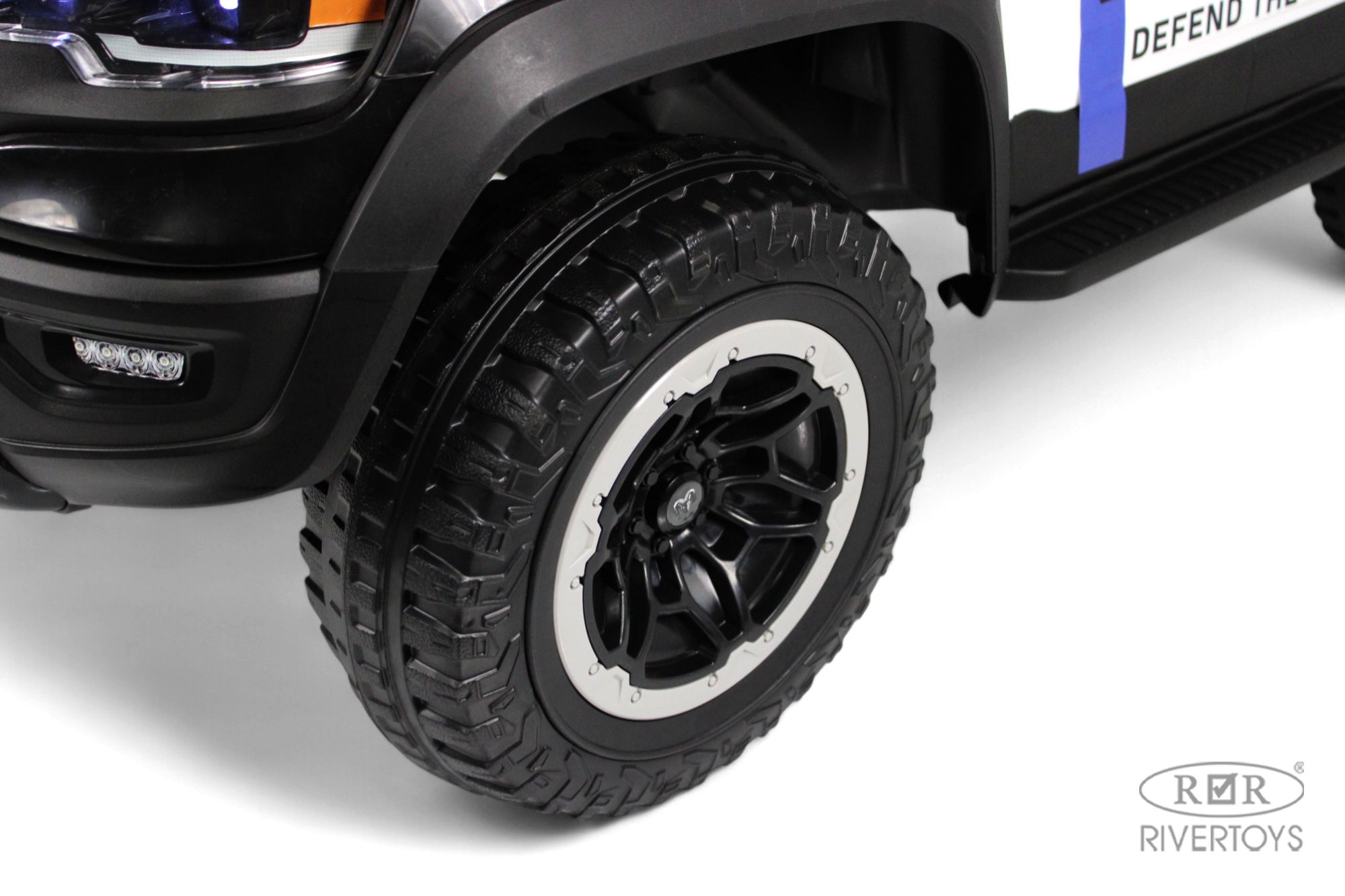 Электромобиль RIVERTOYS O111OO-RAM-BLACK С пультом ДУ - фото 16