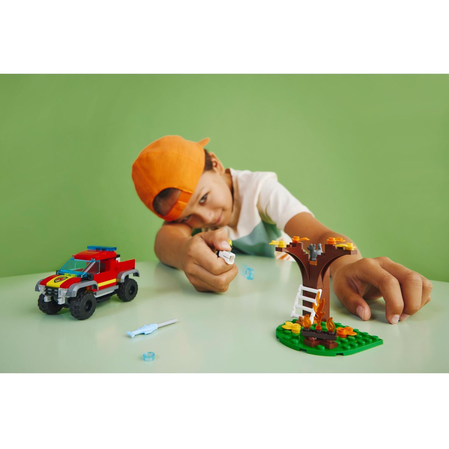 Конструктор LEGO City Спасательная пожарная машина - фото 7