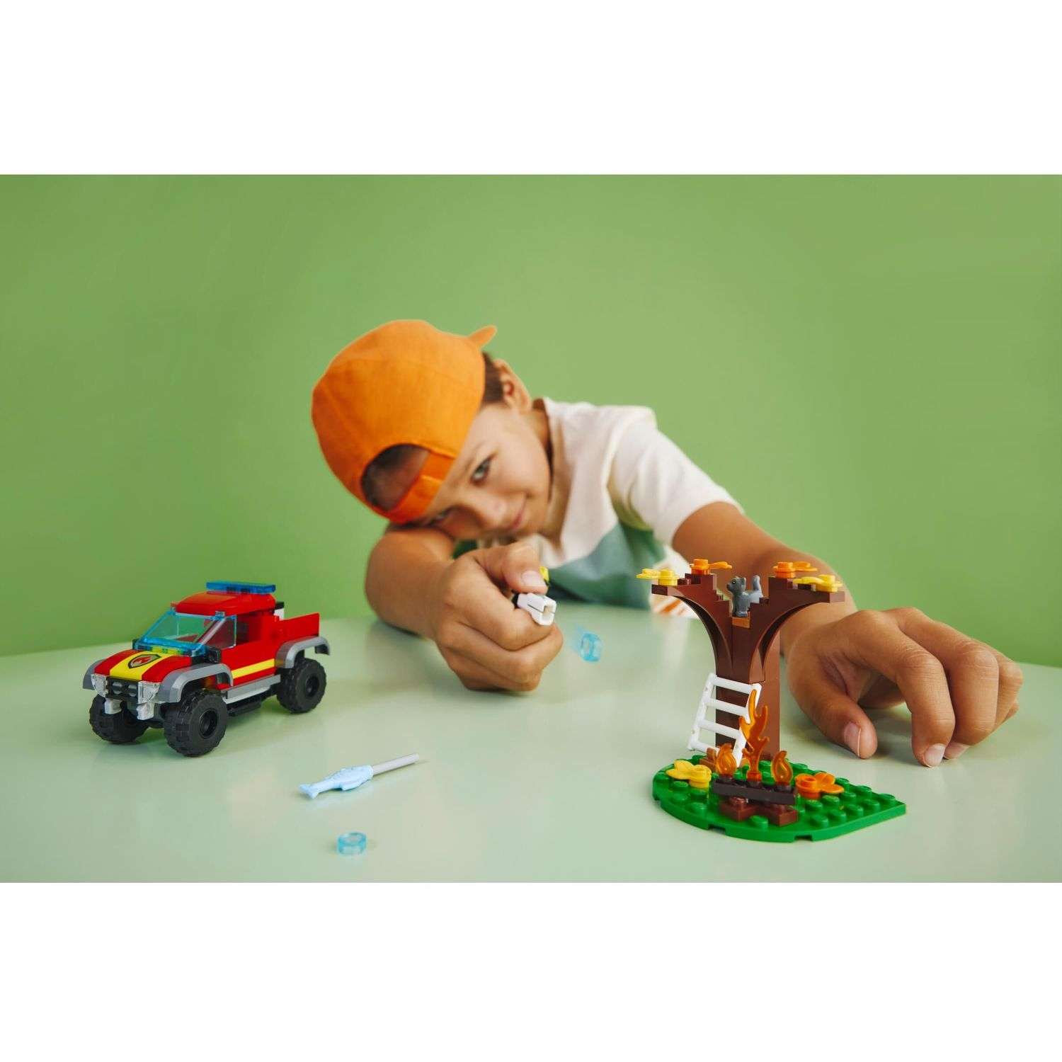 Конструктор LEGO City Спасательная пожарная машина 97 дет. - фото 7
