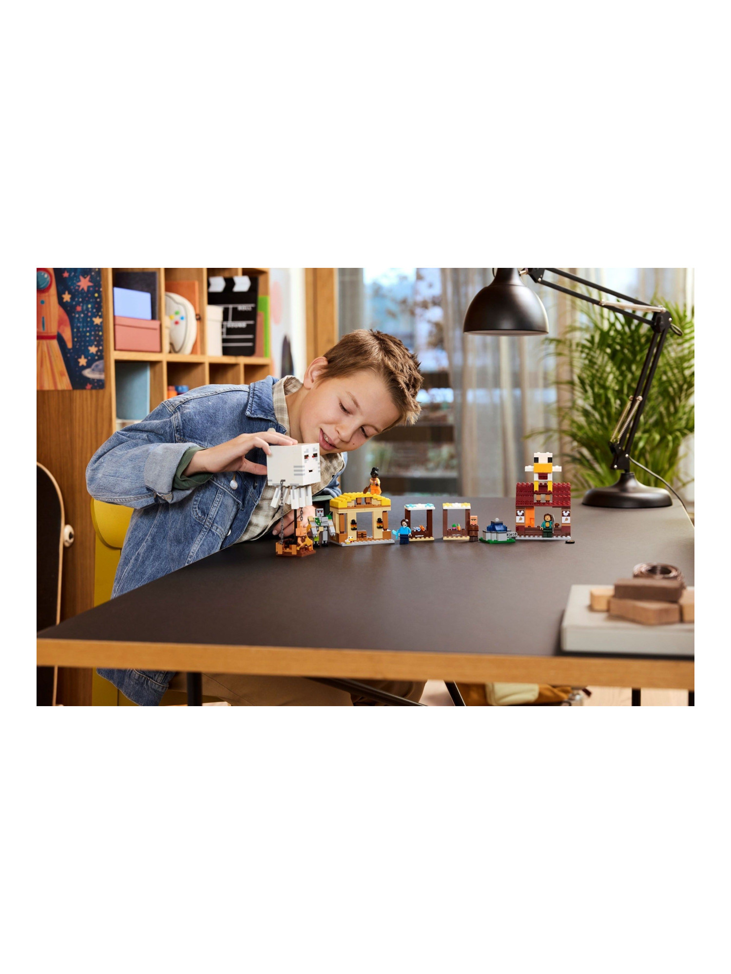 Конструктор LEGO Minecraft Нападение на деревню 555 дет. - фото 7