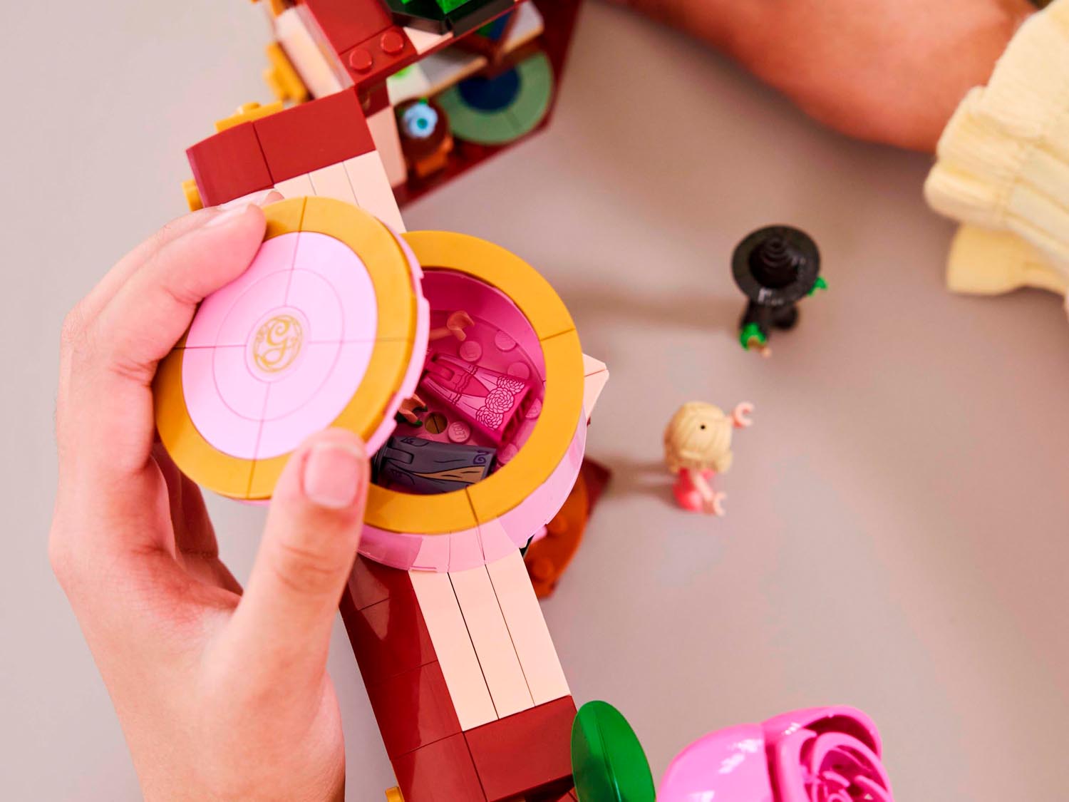 Конструктор LEGO Disney Princess Общежитие Глинды и Эльфабы 740 дет. - фото 11