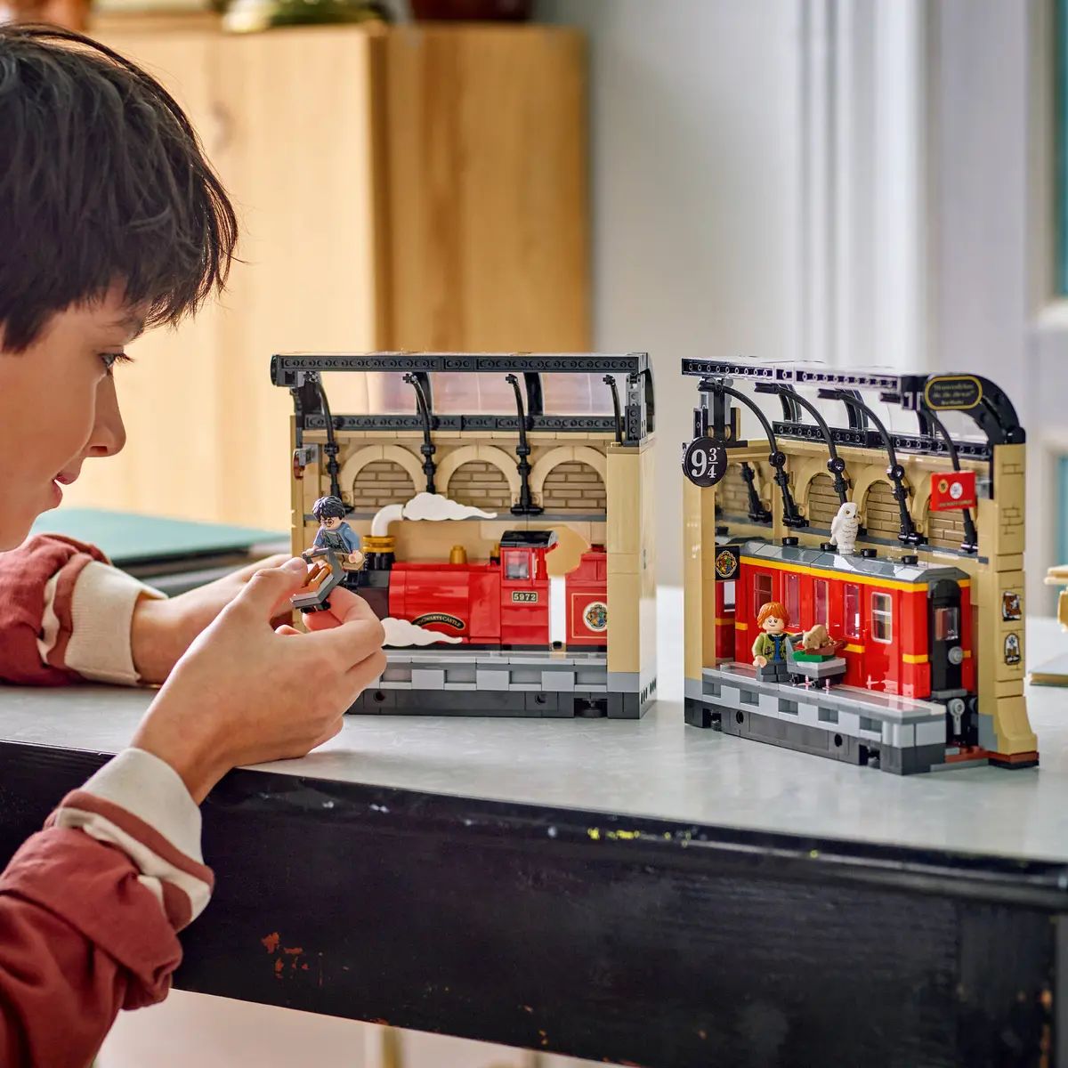 Конструктор LEGO Harry Potter Книжный уголок 832 дет. - фото 10