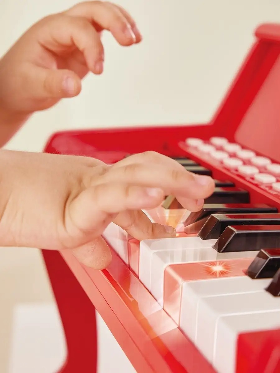 Игрушка музыкальная Hape Пианино красный с табуреткой пианино - фото 6