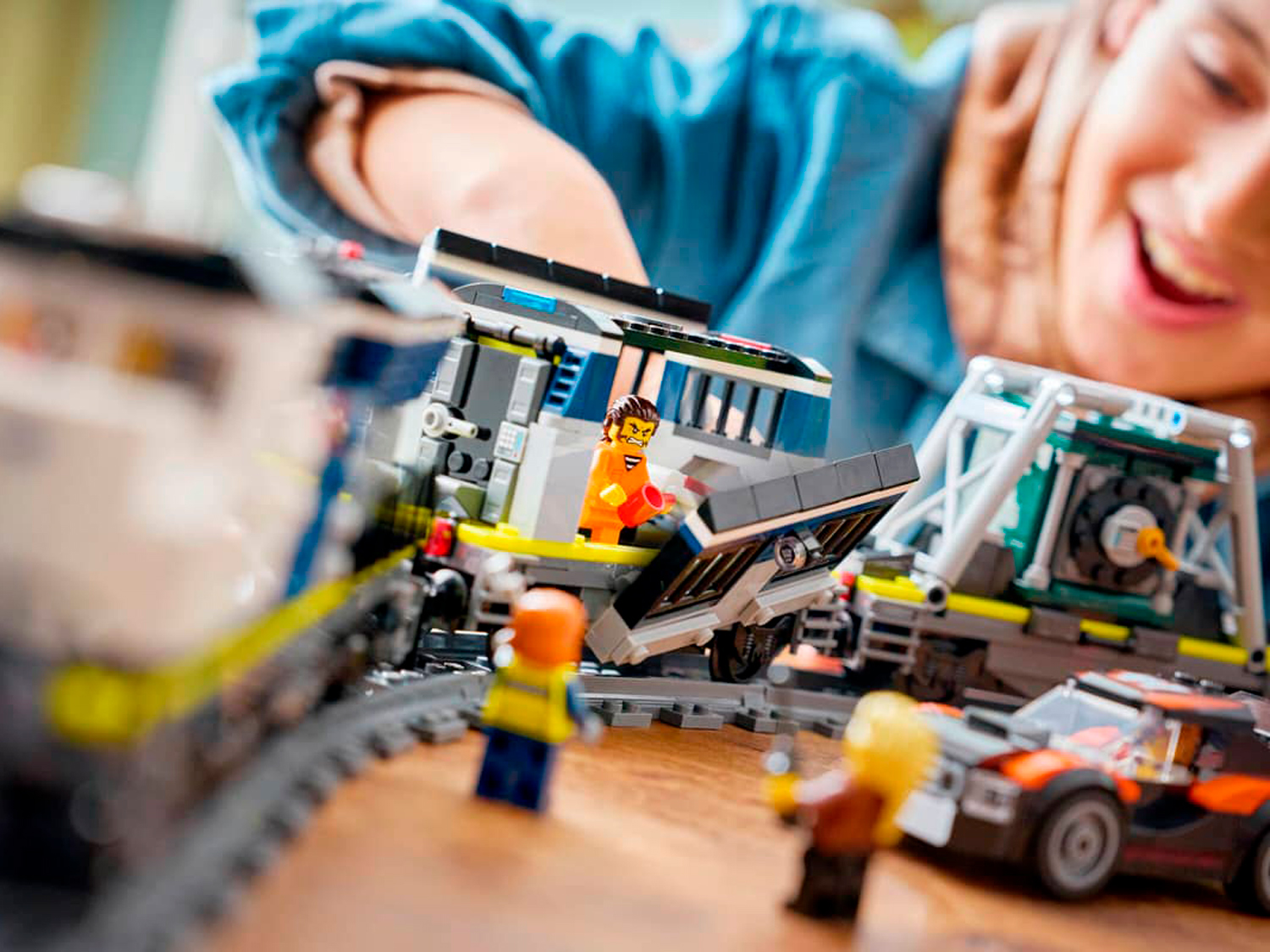 Конструктор LEGO City Ограбление полицейского поезда 1313 дет. - фото 15