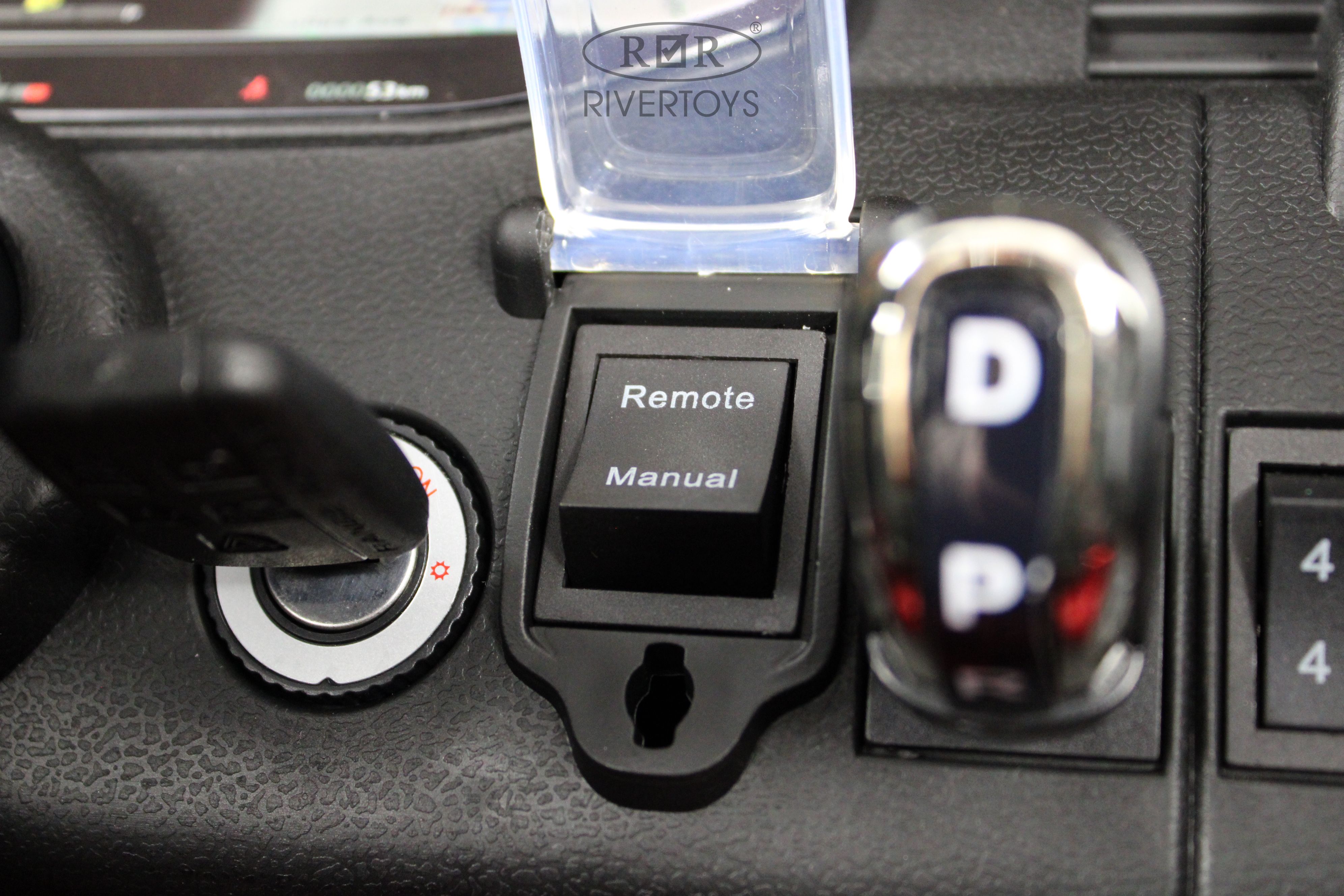 Электромобиль RIVERTOYS Y999YY-WHITE С пультом ДУ - фото 18