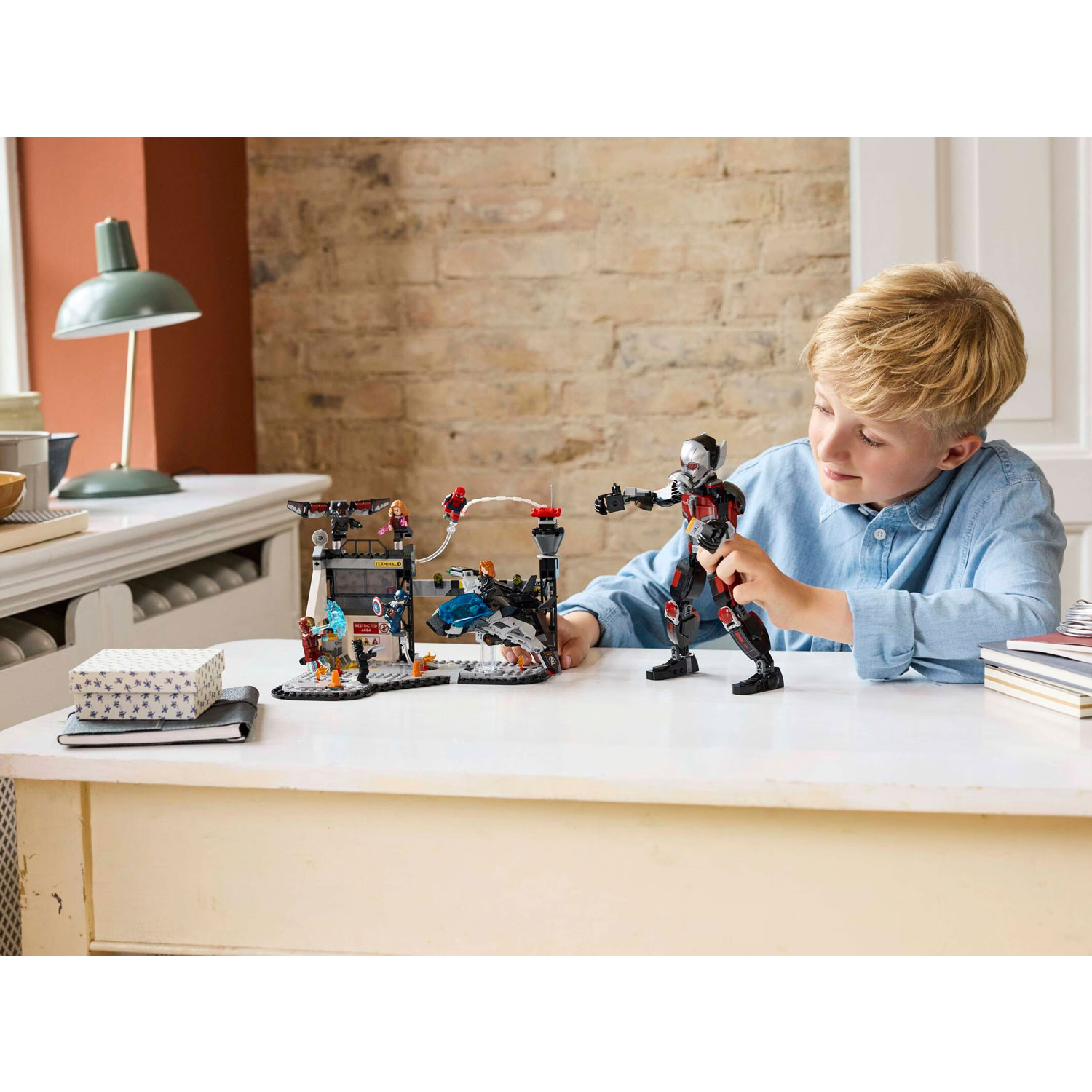 Конструктор LEGO Marvel Super Heroes Капитан Америка Противостояние блочный - фото 4