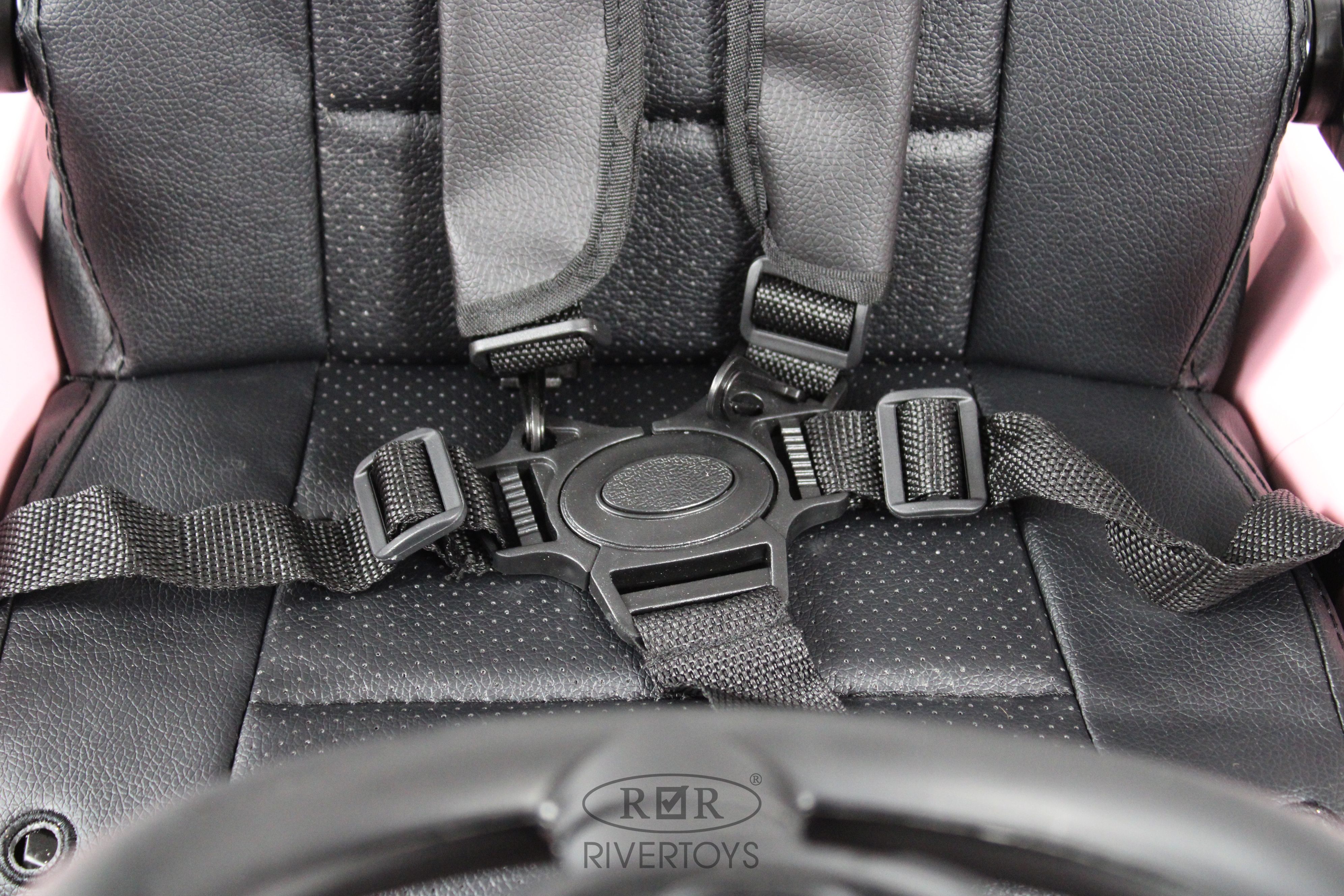 Электромобиль RIVERTOYS O555OO-PINK С пультом ДУ - фото 17