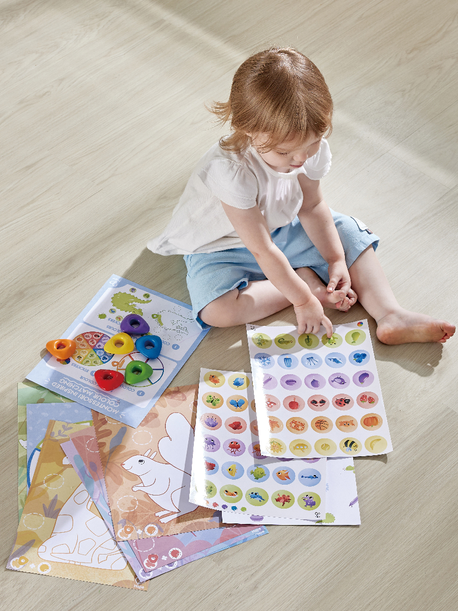 Раскраска Hape Малыш-умняша с восковыми мелками 6 цветов - фото 1