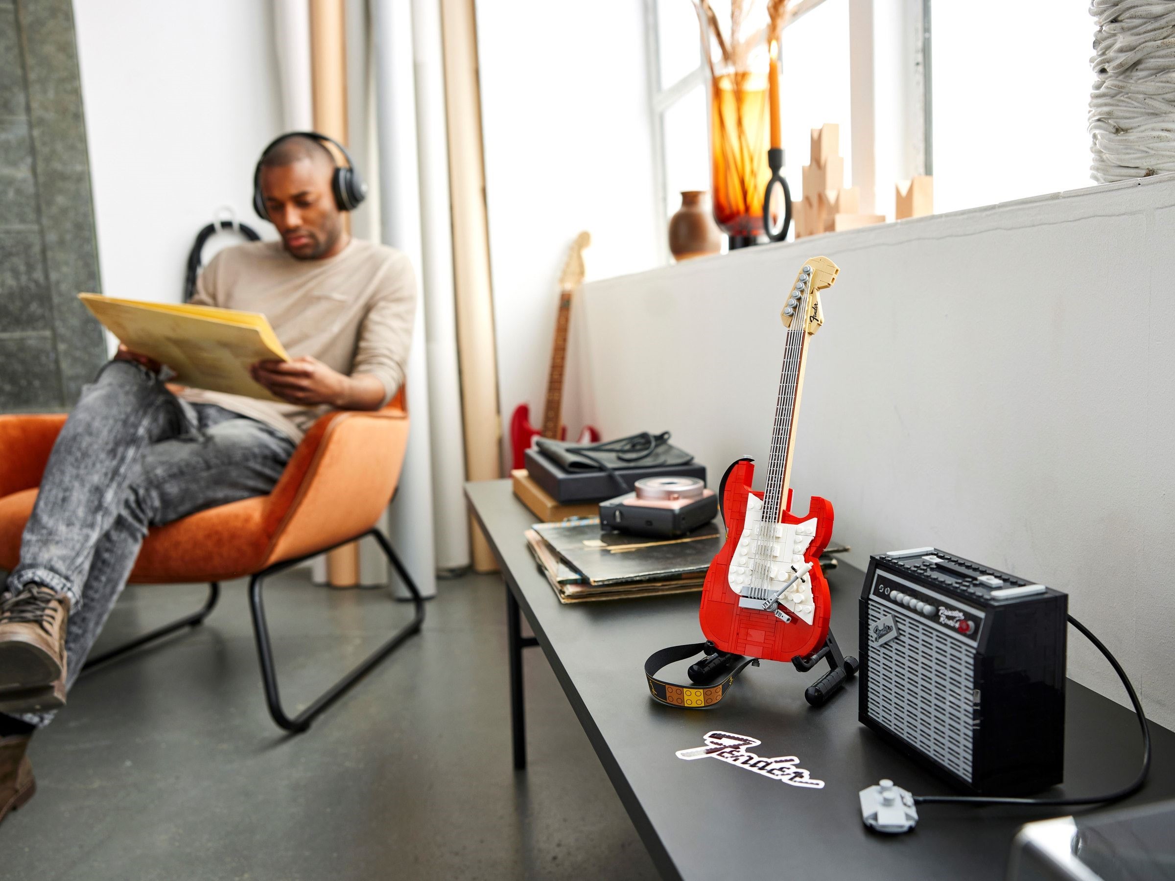 Конструктор LEGO Ideas Гитара Fender Stratocaster 2065 дет. - фото 11