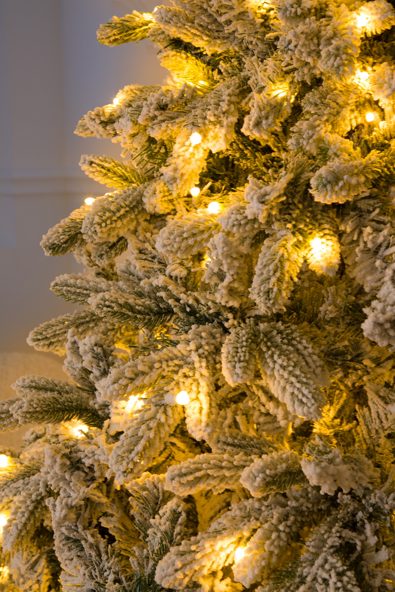 Ель Аляска заснеженная с гирляндой Империя Ёлок 210 см - фото 3